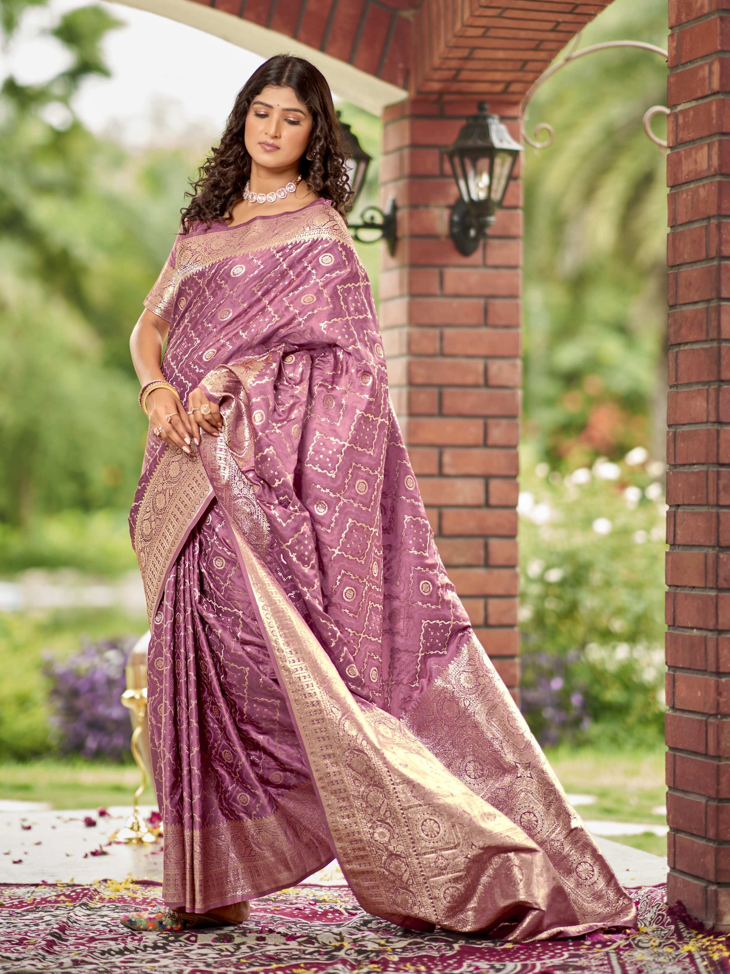 MANOHARI Banarasi Silk Blend Jacquard Work Saree - Pink