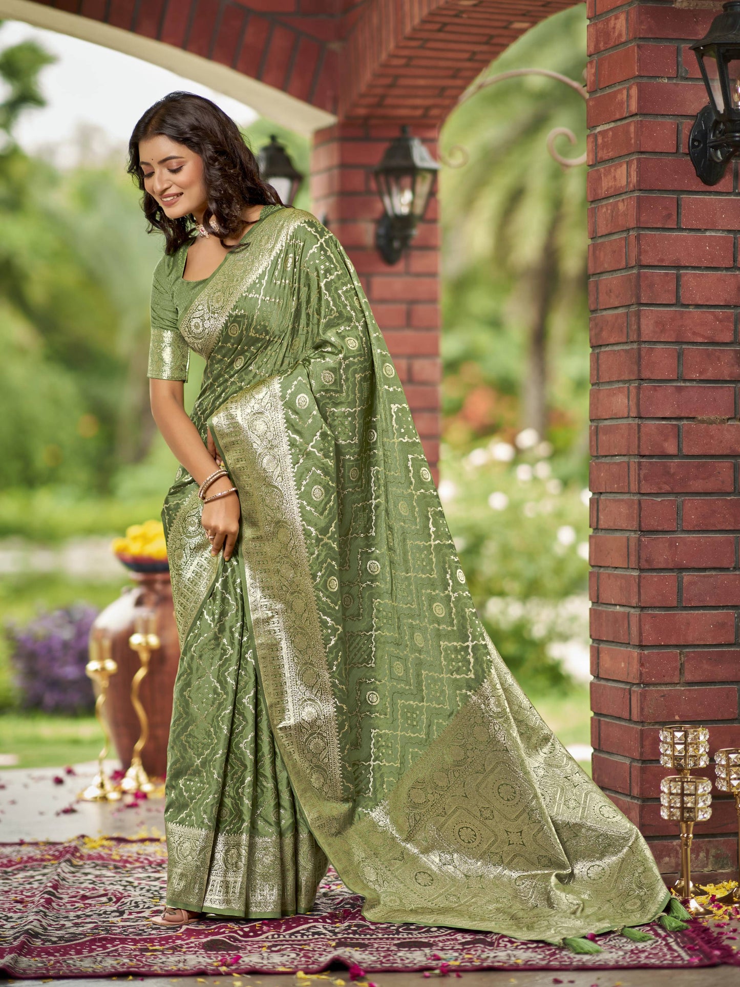 MANOHARI Banarasi Silk Blend Jacquard Work Saree - Green