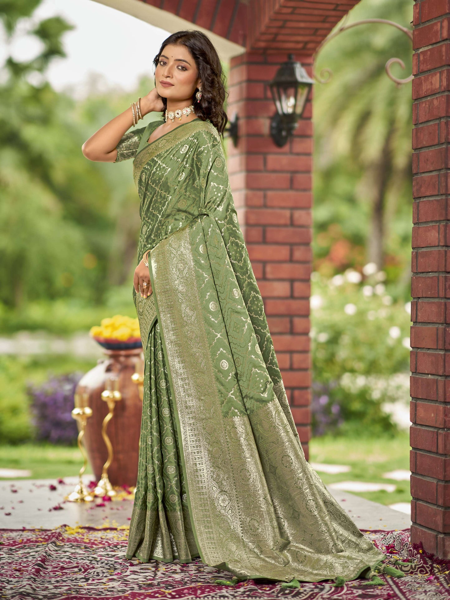 MANOHARI Banarasi Silk Blend Jacquard Work Saree - Green