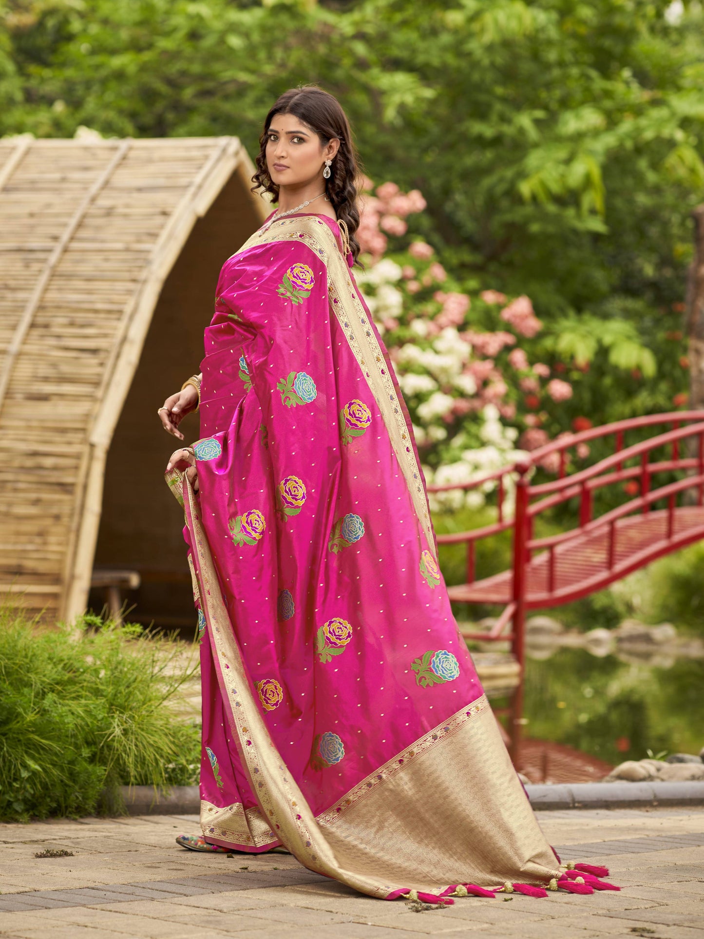 MANOHARI Banarasi Silk Blend Jacquard Work Saree - Pink