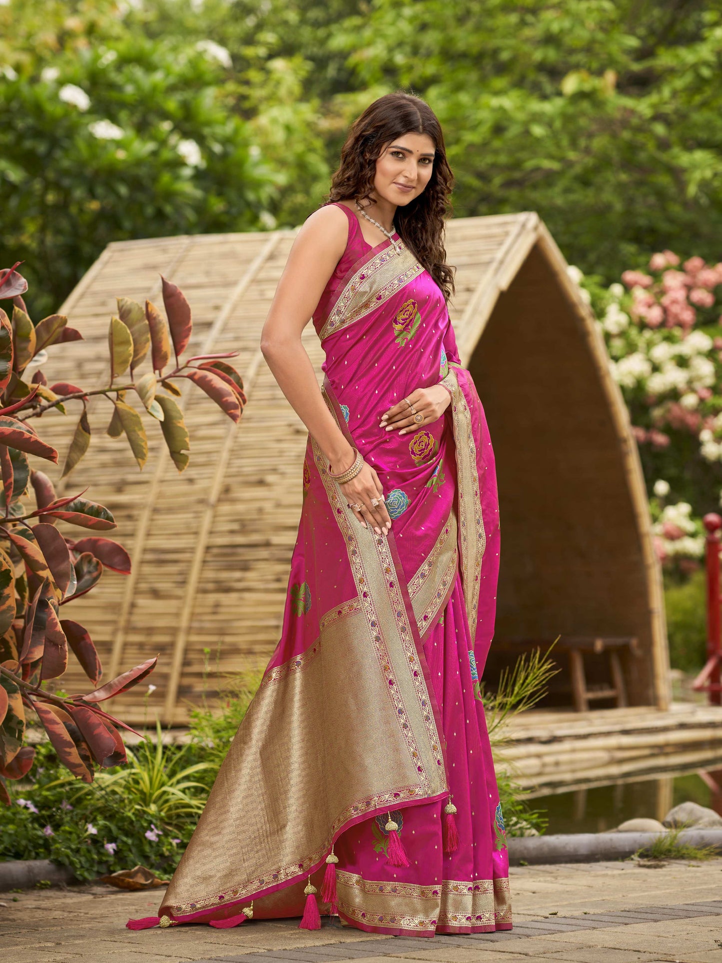 MANOHARI Banarasi Silk Blend Jacquard Work Saree - Pink