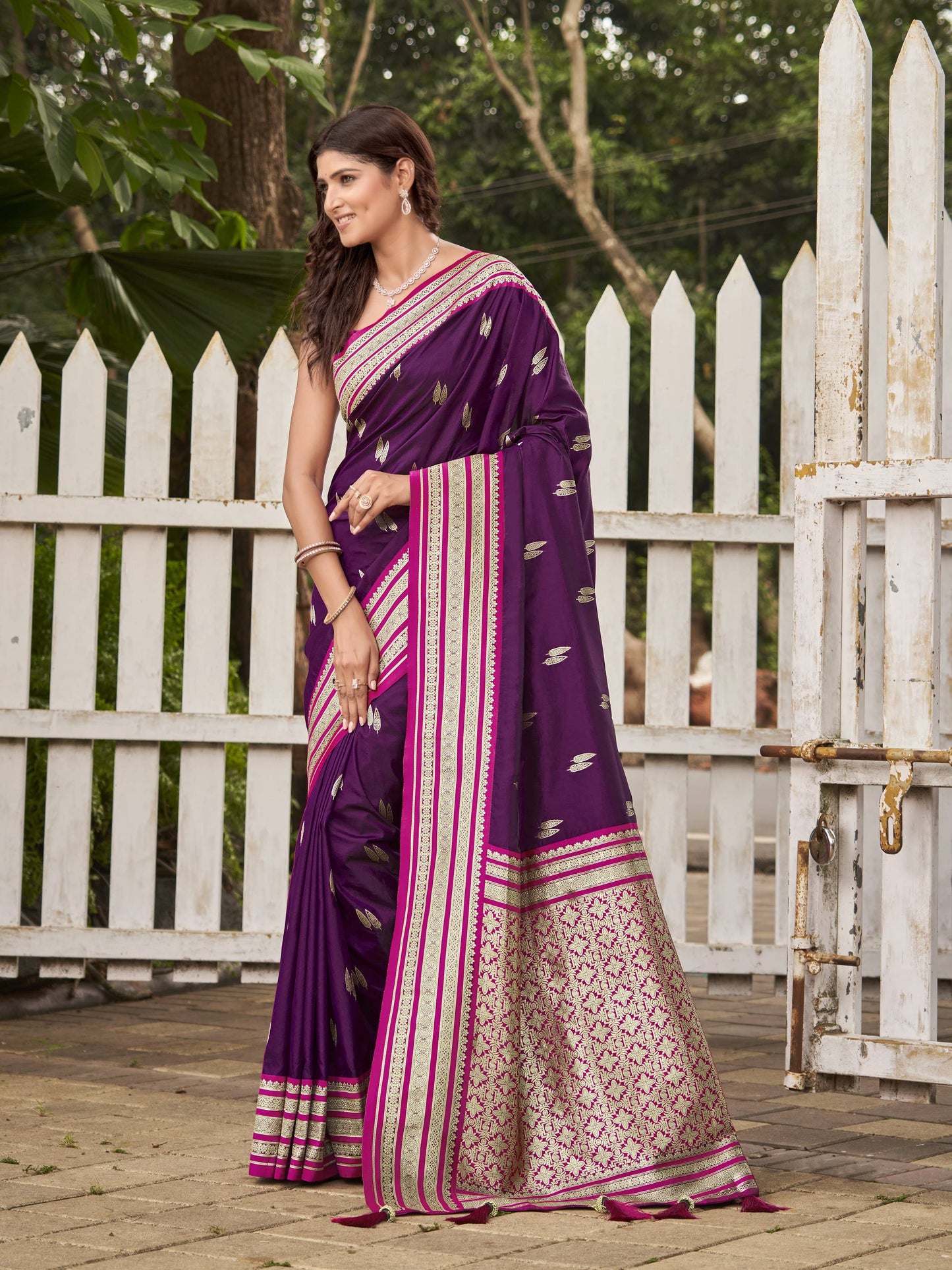 MANOHARI Banarasi Silk Blend Jacquard Work Saree - Purple