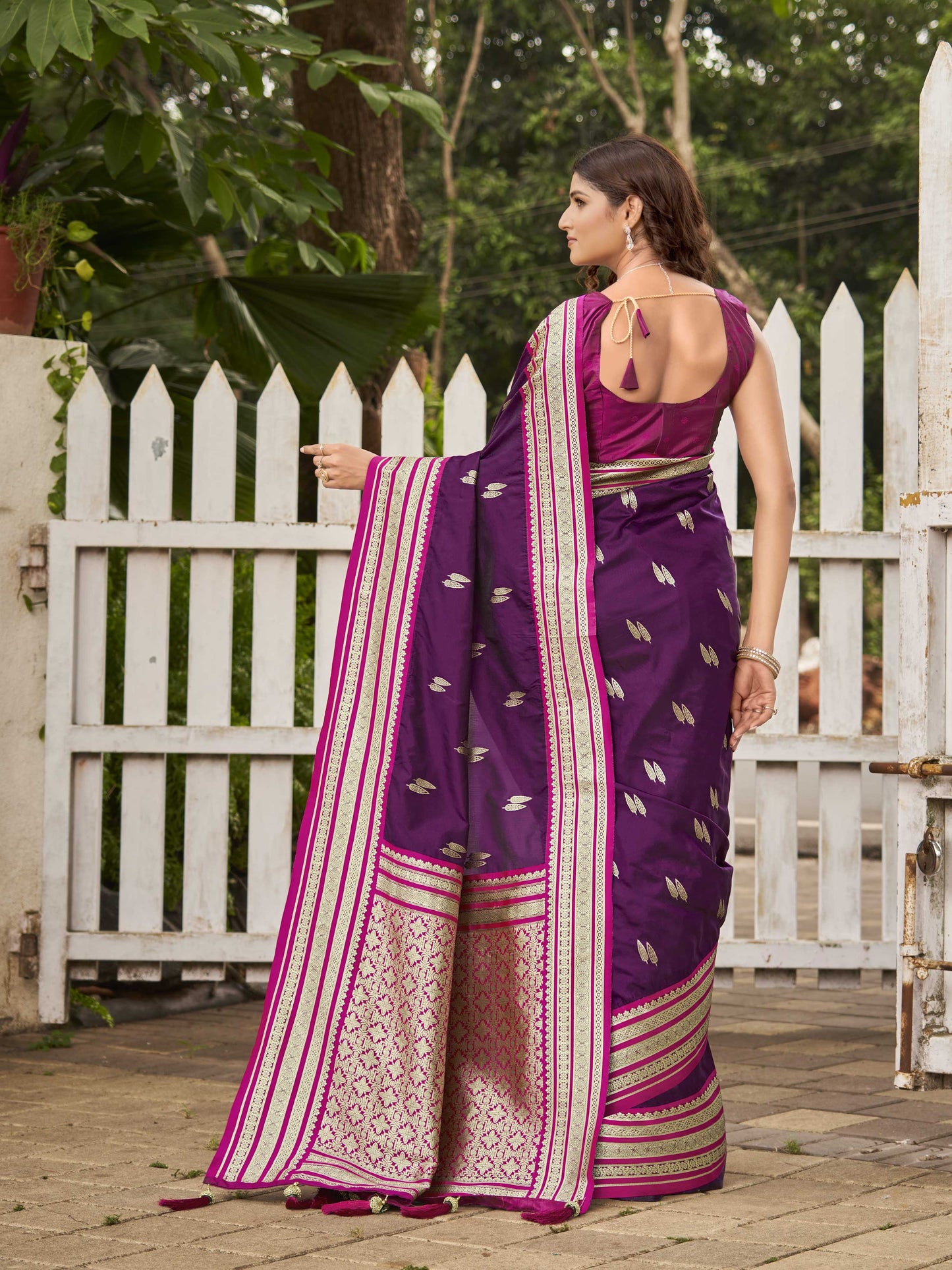 MANOHARI Banarasi Silk Blend Jacquard Work Saree - Purple