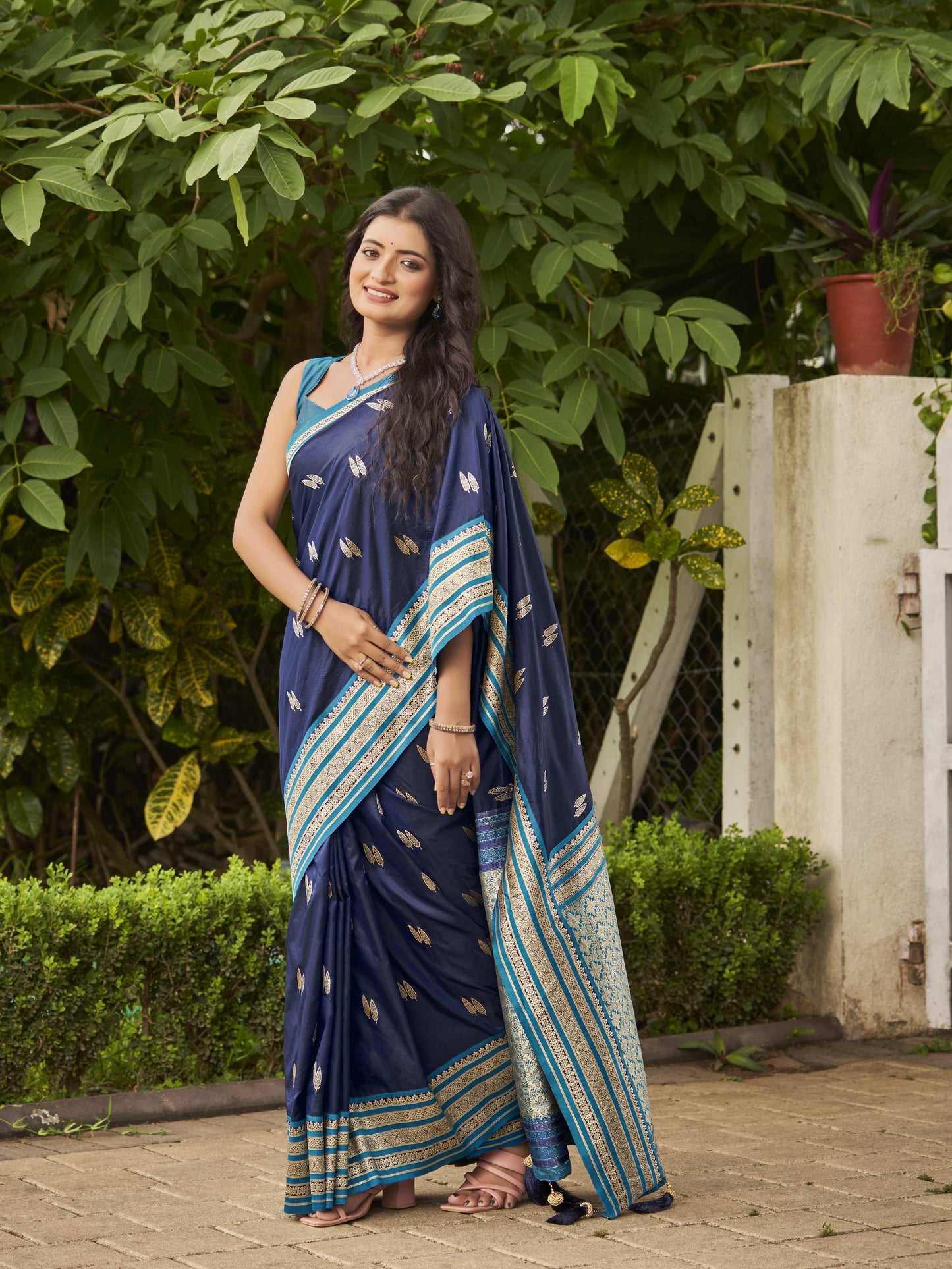 MANOHARI Banarasi Silk Blend Jacquard Work Saree - Blue