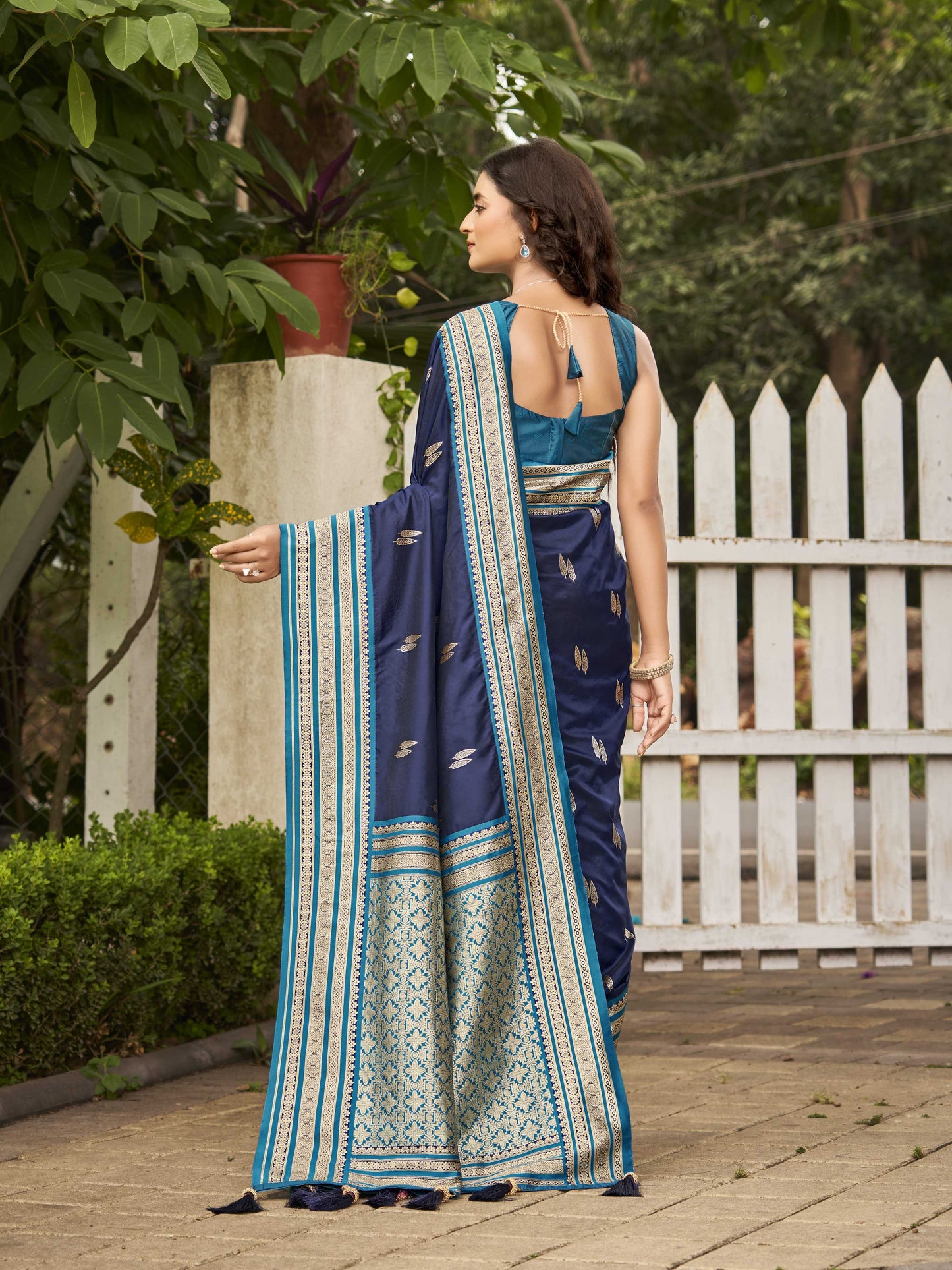 MANOHARI Banarasi Silk Blend Jacquard Work Saree - Blue