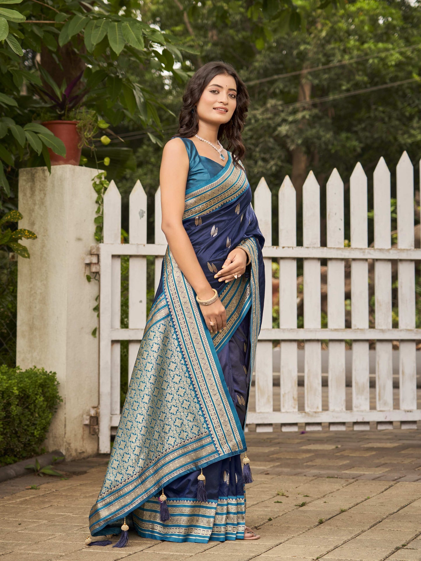 MANOHARI Banarasi Silk Blend Jacquard Work Saree - Blue