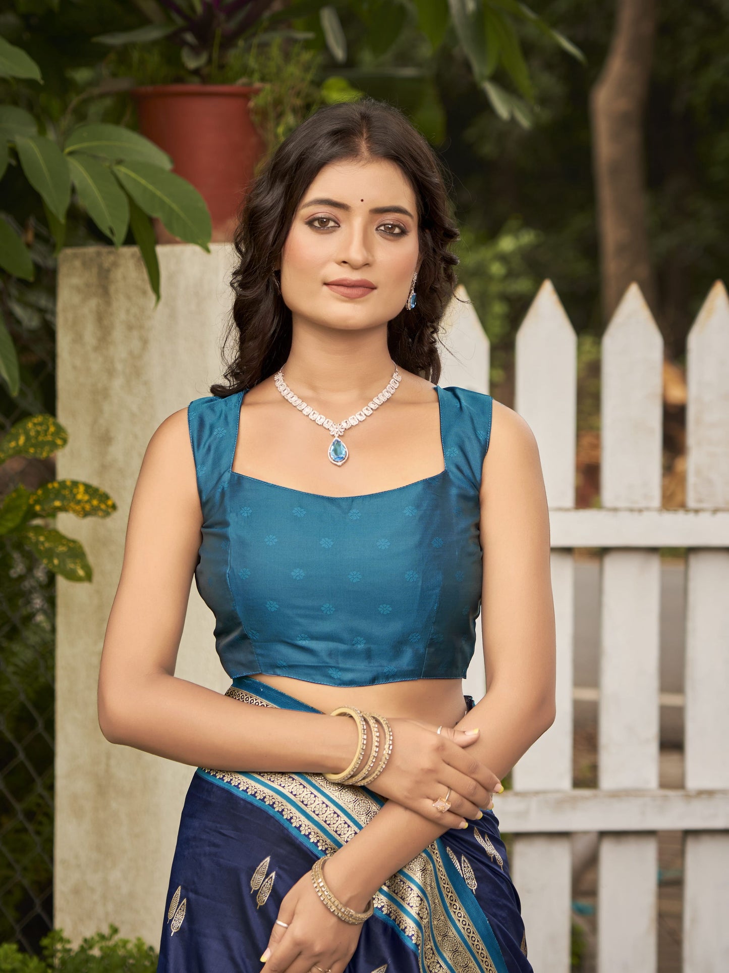 MANOHARI Banarasi Silk Blend Jacquard Work Saree - Blue