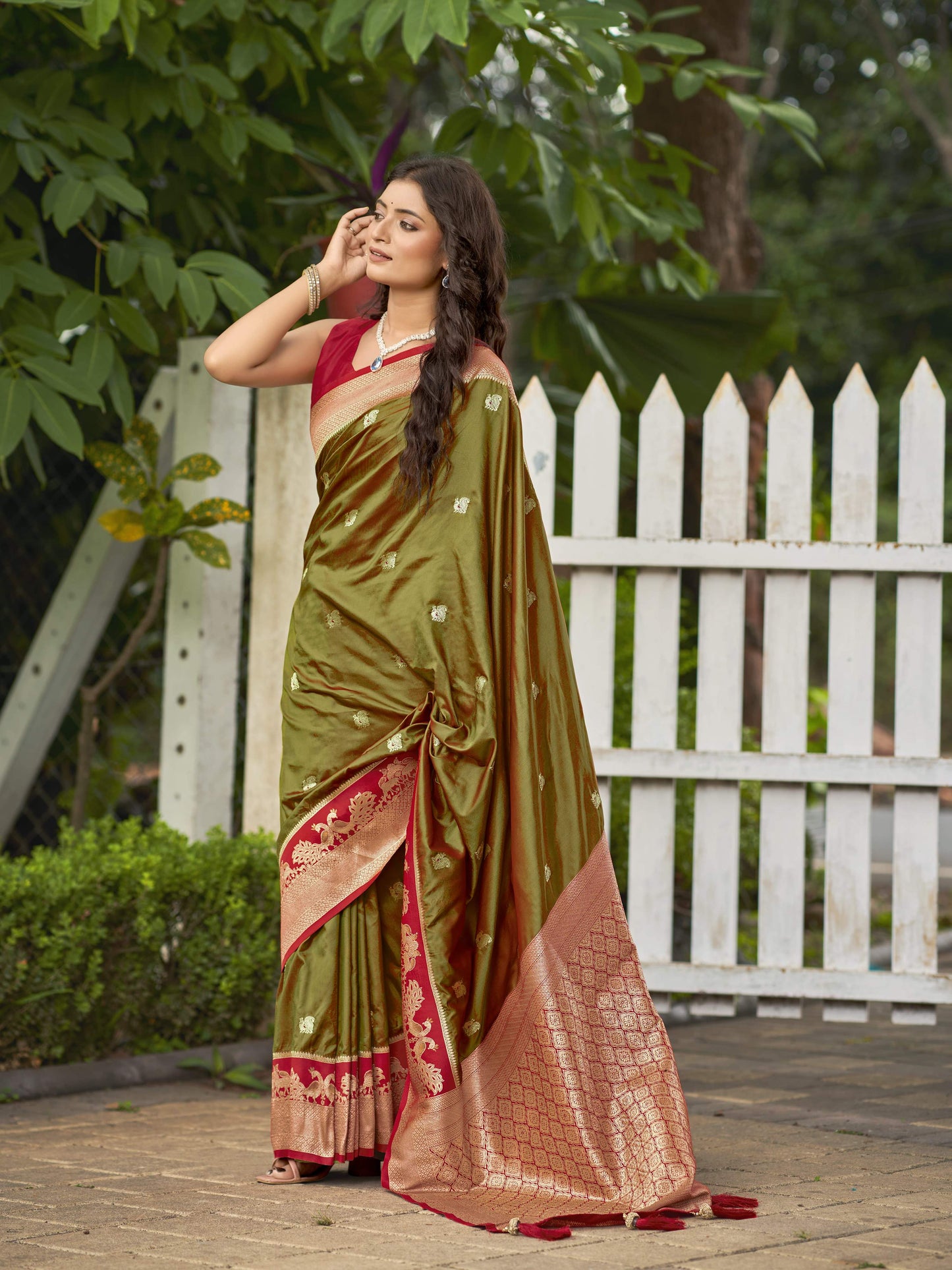 MANOHARI Banarasi Silk Blend Jacquard Work Saree - Green