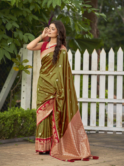 MANOHARI Banarasi Silk Blend Jacquard Work Saree - Green