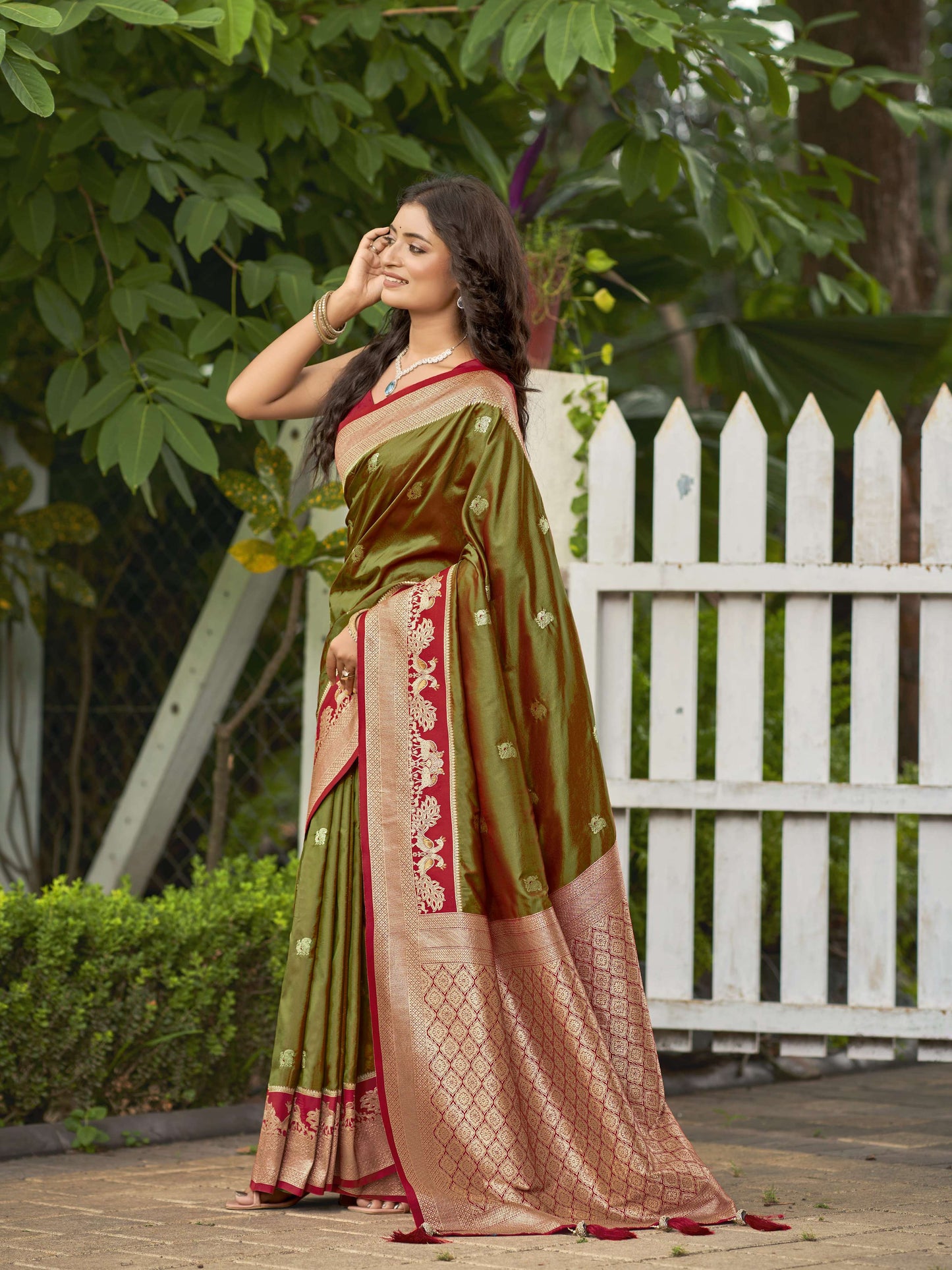 MANOHARI Banarasi Silk Blend Jacquard Work Saree - Green
