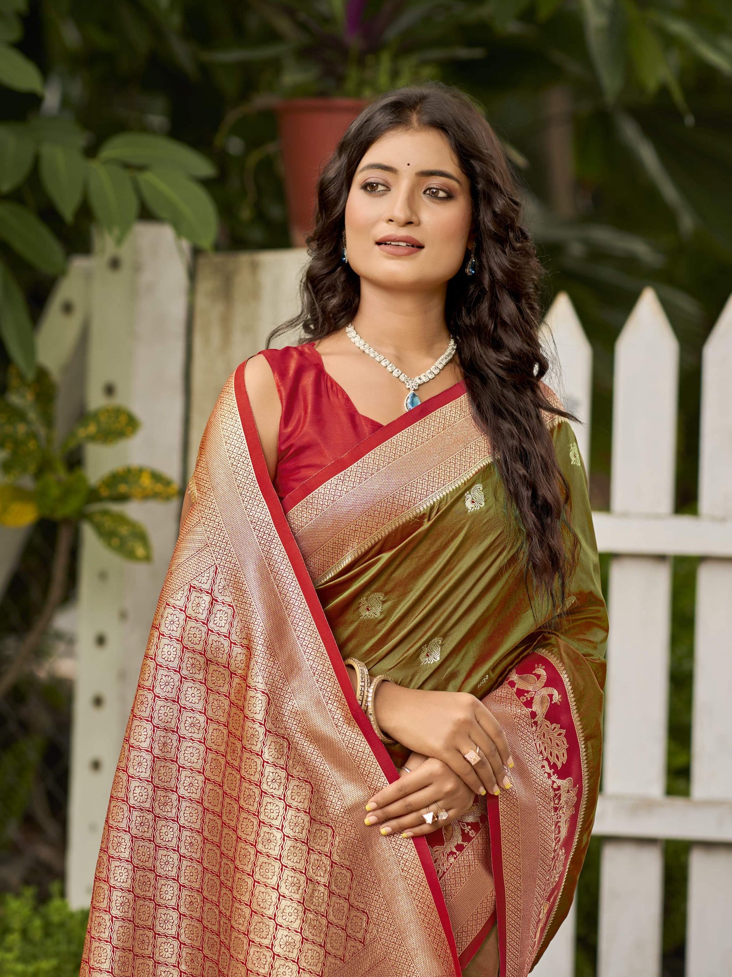 MANOHARI Banarasi Silk Blend Jacquard Work Saree - Green