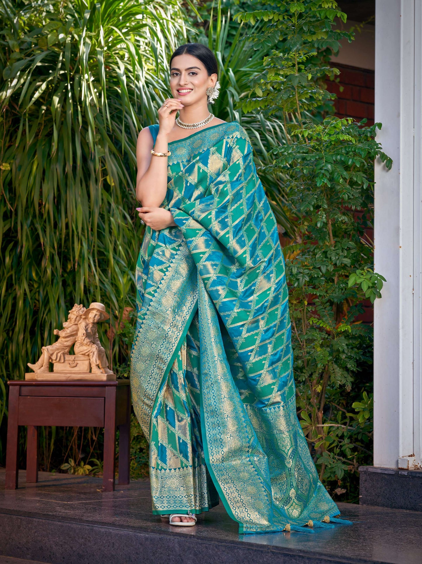 MANOHARI Banarasi Silk Blend Jacquard Work Saree - Turquoise