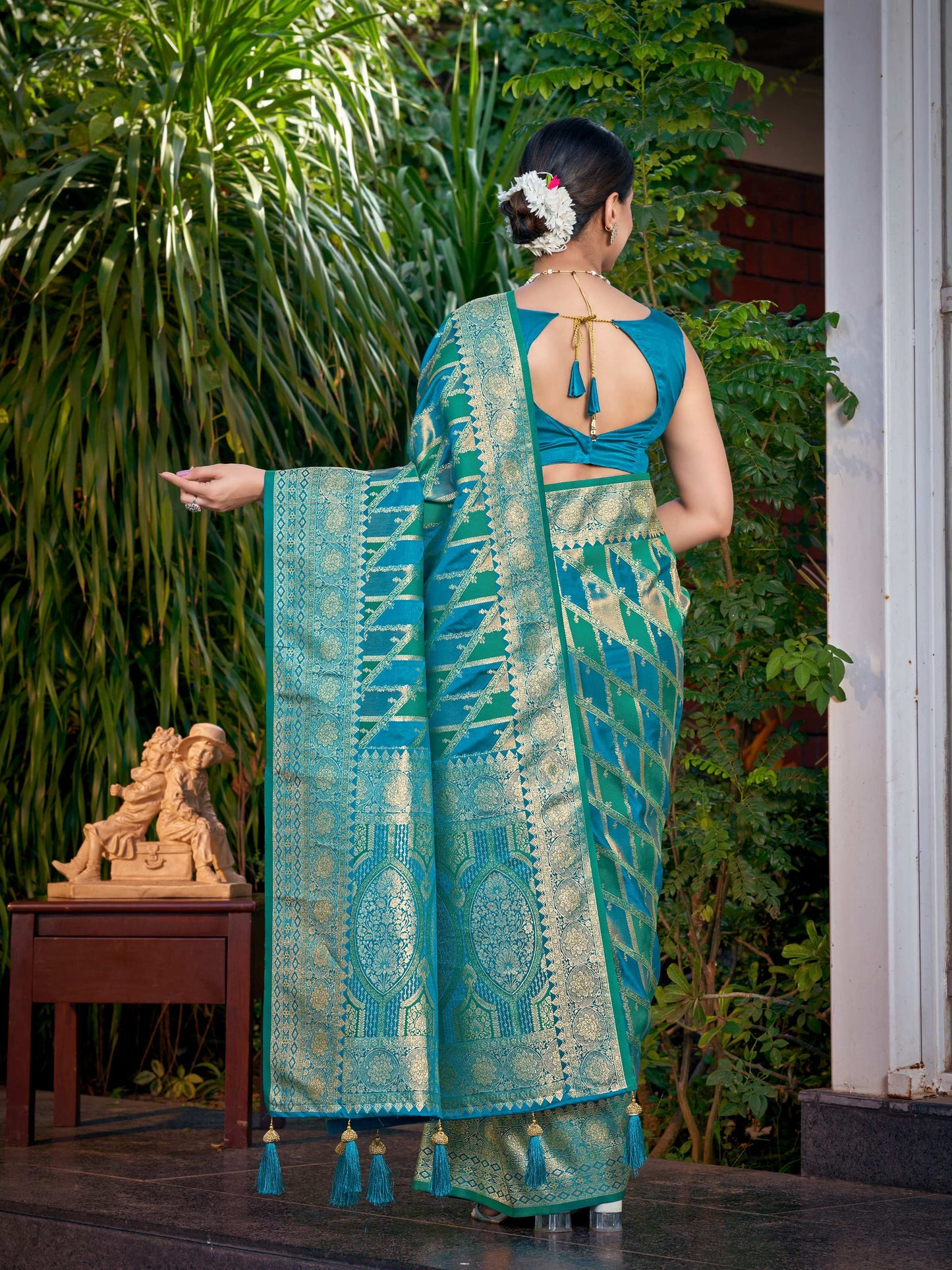 MANOHARI Banarasi Silk Blend Jacquard Work Saree - Turquoise