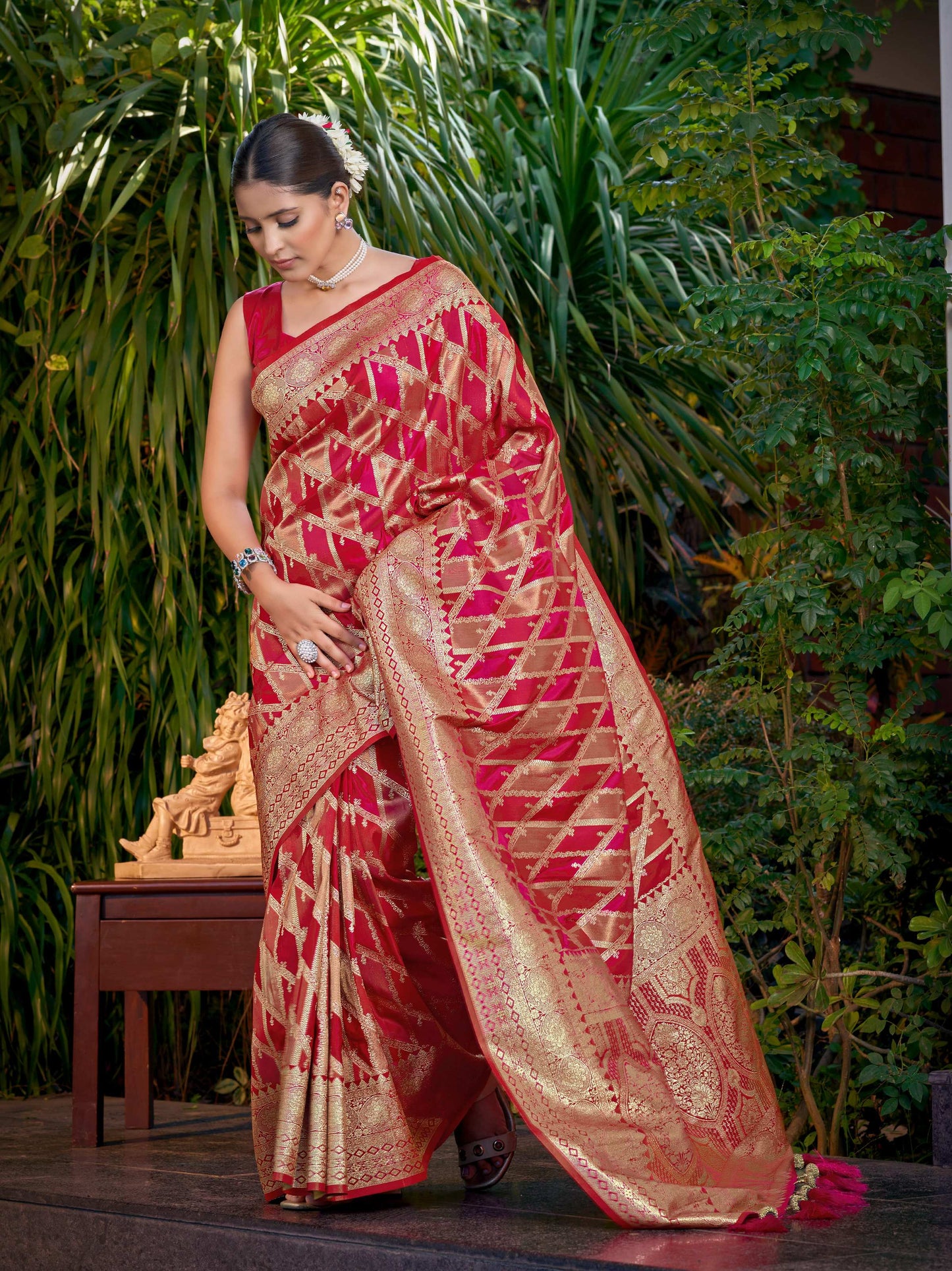 MANOHARI Banarasi Silk Blend Jacquard Work Saree - Pink