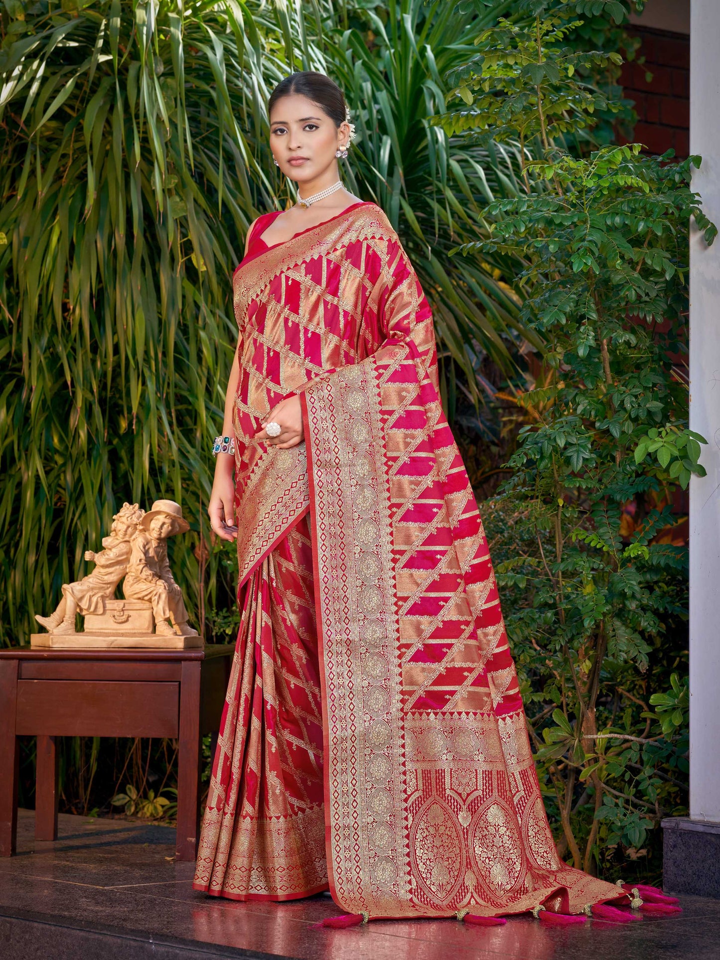 MANOHARI Banarasi Silk Blend Jacquard Work Saree - Pink