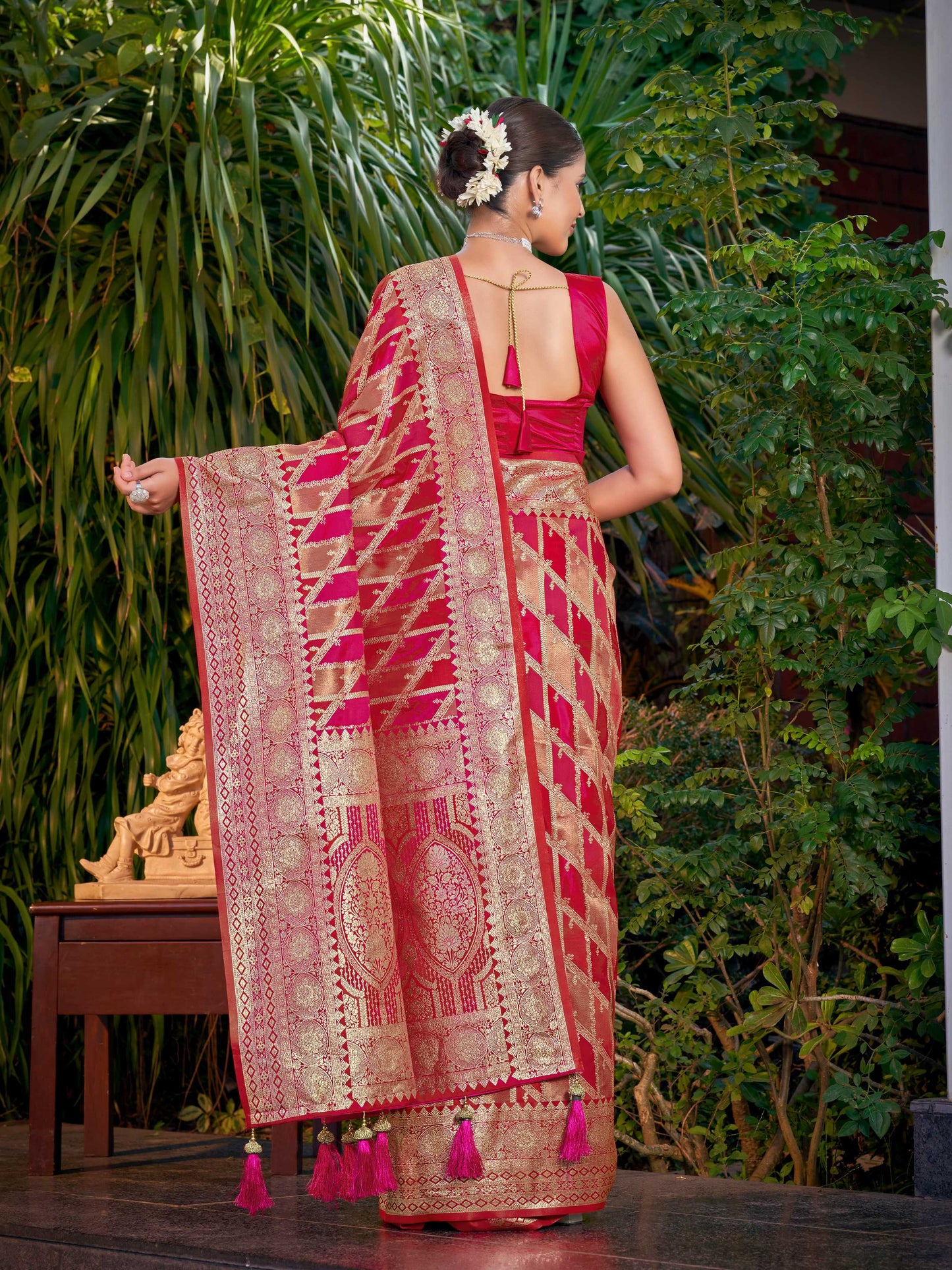 MANOHARI Banarasi Silk Blend Jacquard Work Saree - Pink