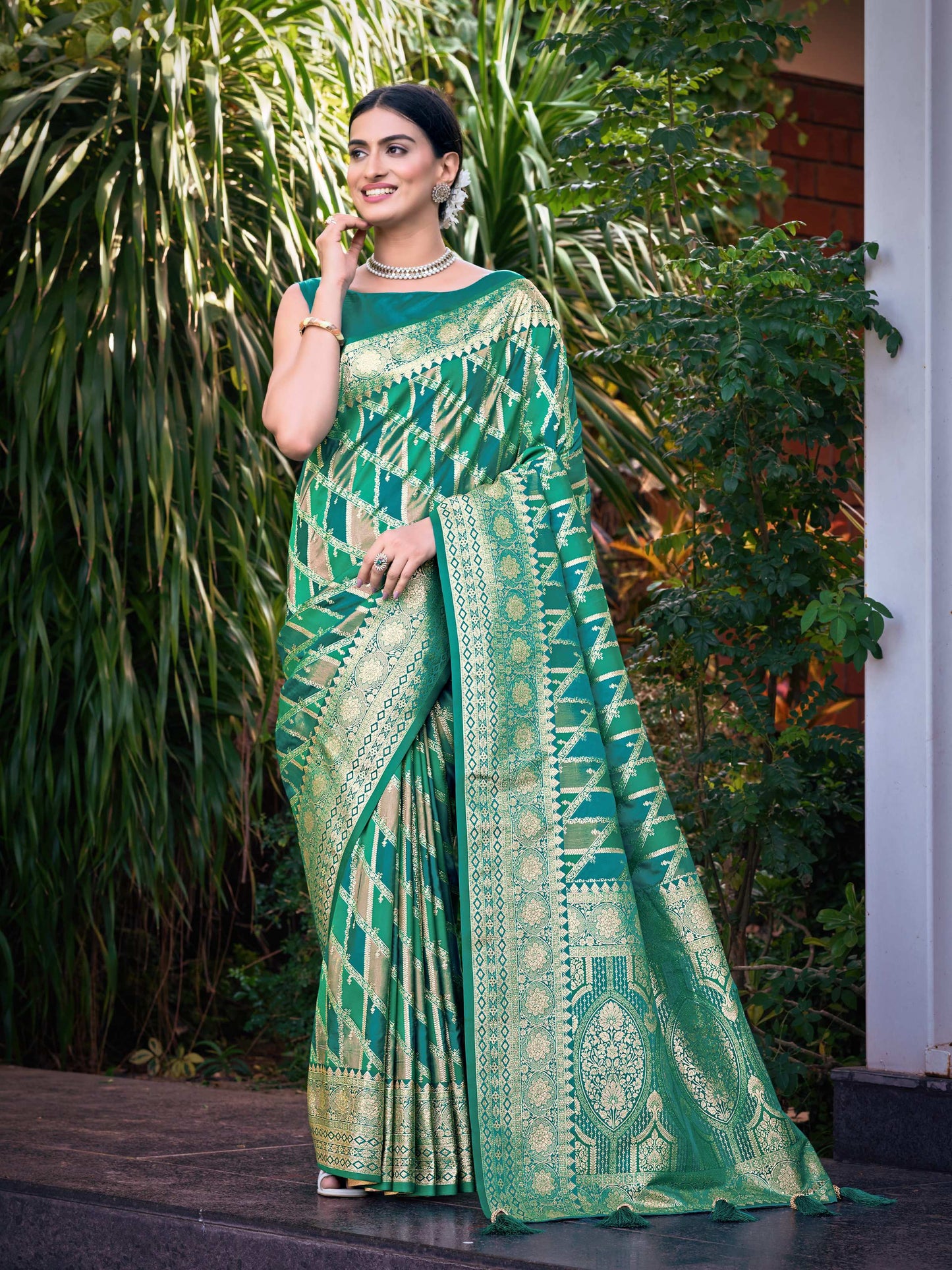 MANOHARI Banarasi Silk Blend Jacquard Work Saree - Green