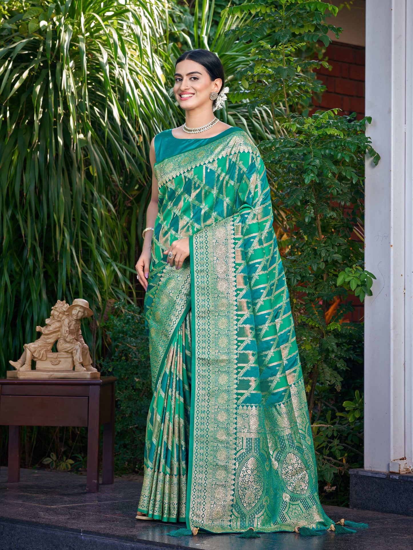 MANOHARI Banarasi Silk Blend Jacquard Work Saree - Green