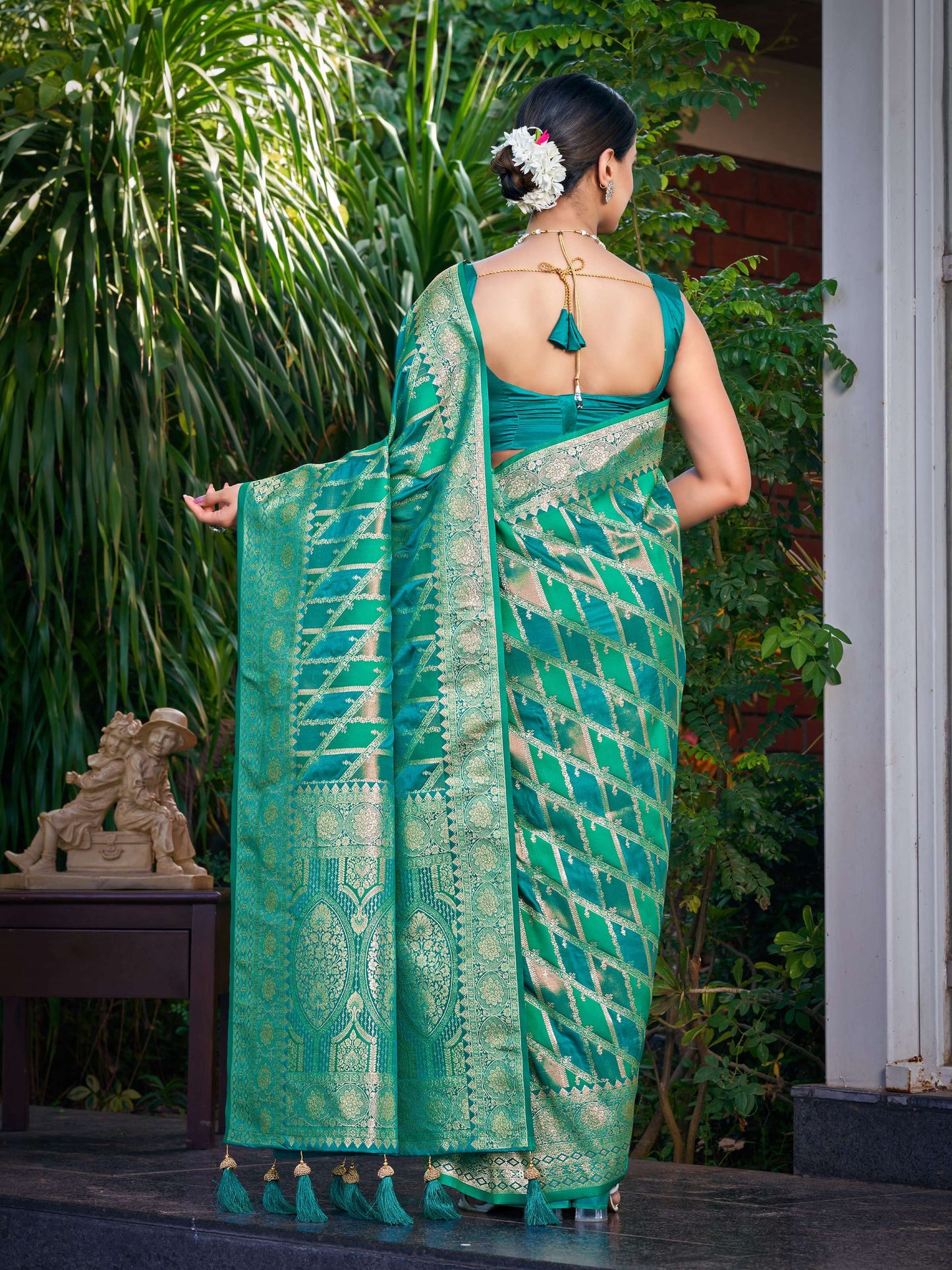 MANOHARI Banarasi Silk Blend Jacquard Work Saree - Green