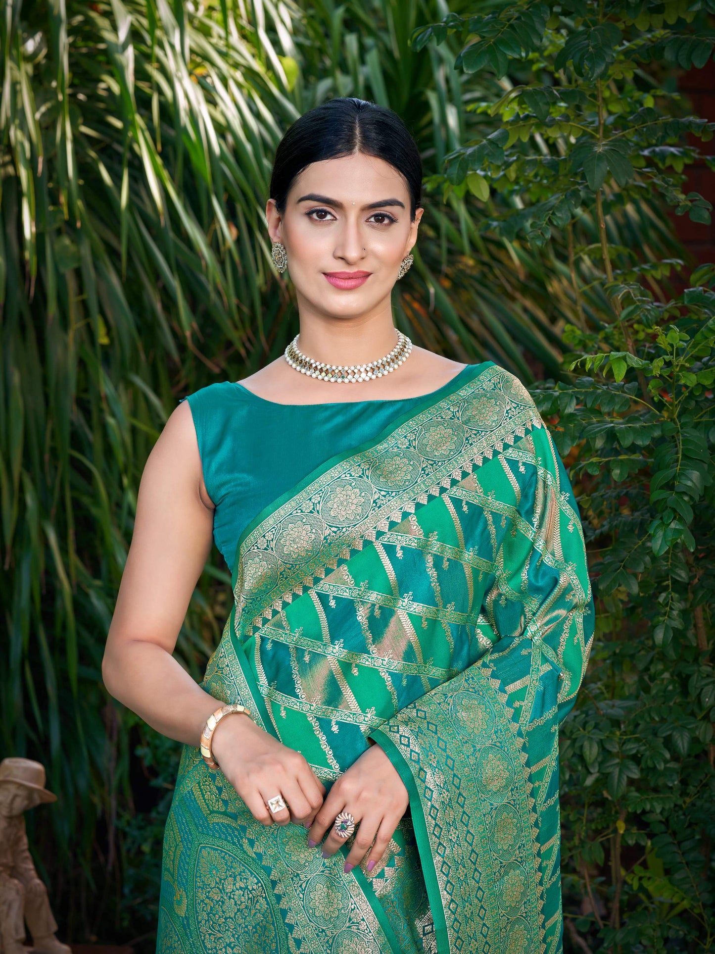 MANOHARI Banarasi Silk Blend Jacquard Work Saree - Green