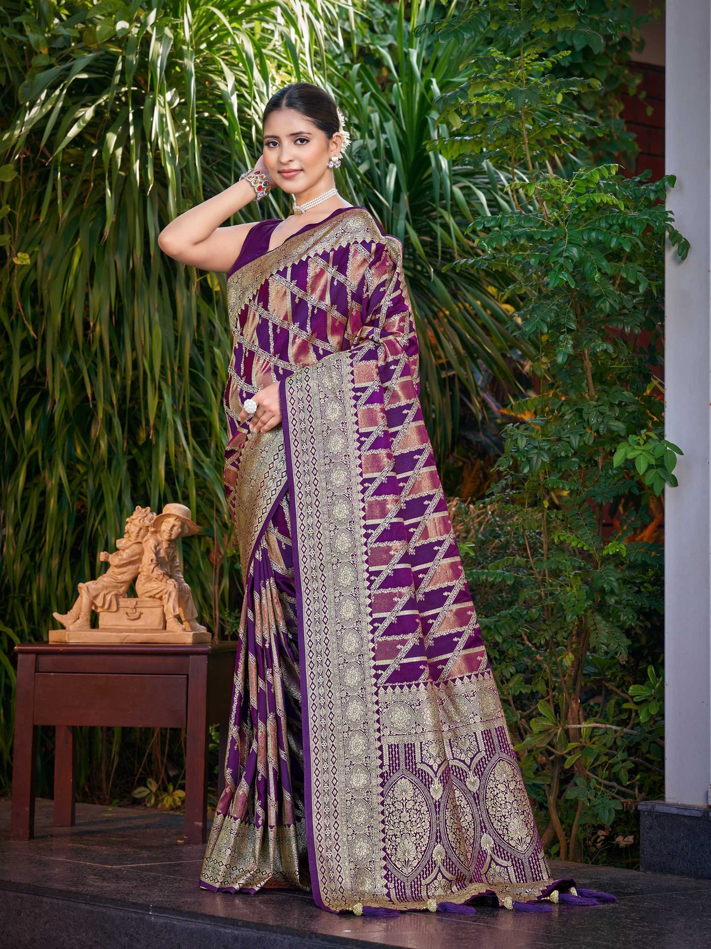 MANOHARI Banarasi Silk Blend Jacquard Work Saree - Purple