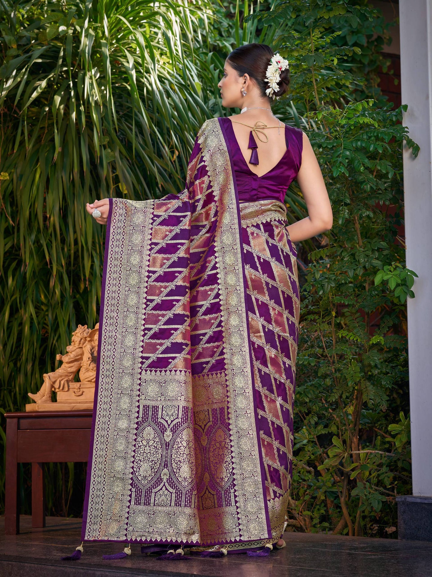 MANOHARI Banarasi Silk Blend Jacquard Work Saree - Purple