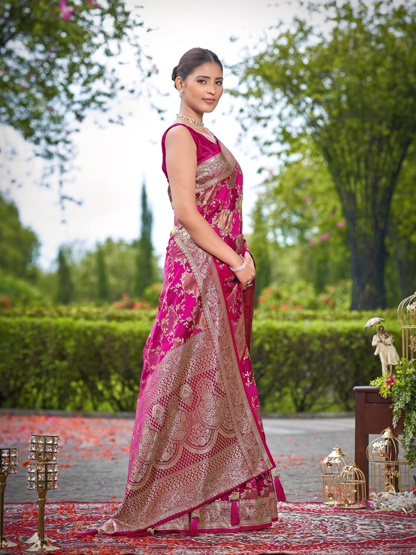 MANOHARI Banarasi Silk Blend Jacquard Work Saree - Pink