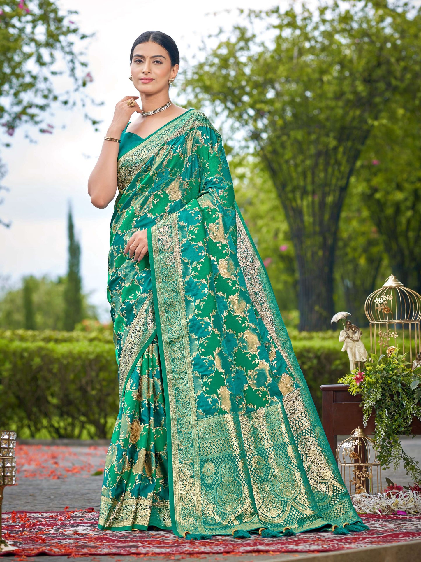 MANOHARI Banarasi Silk Blend Jacquard Work Saree - Green