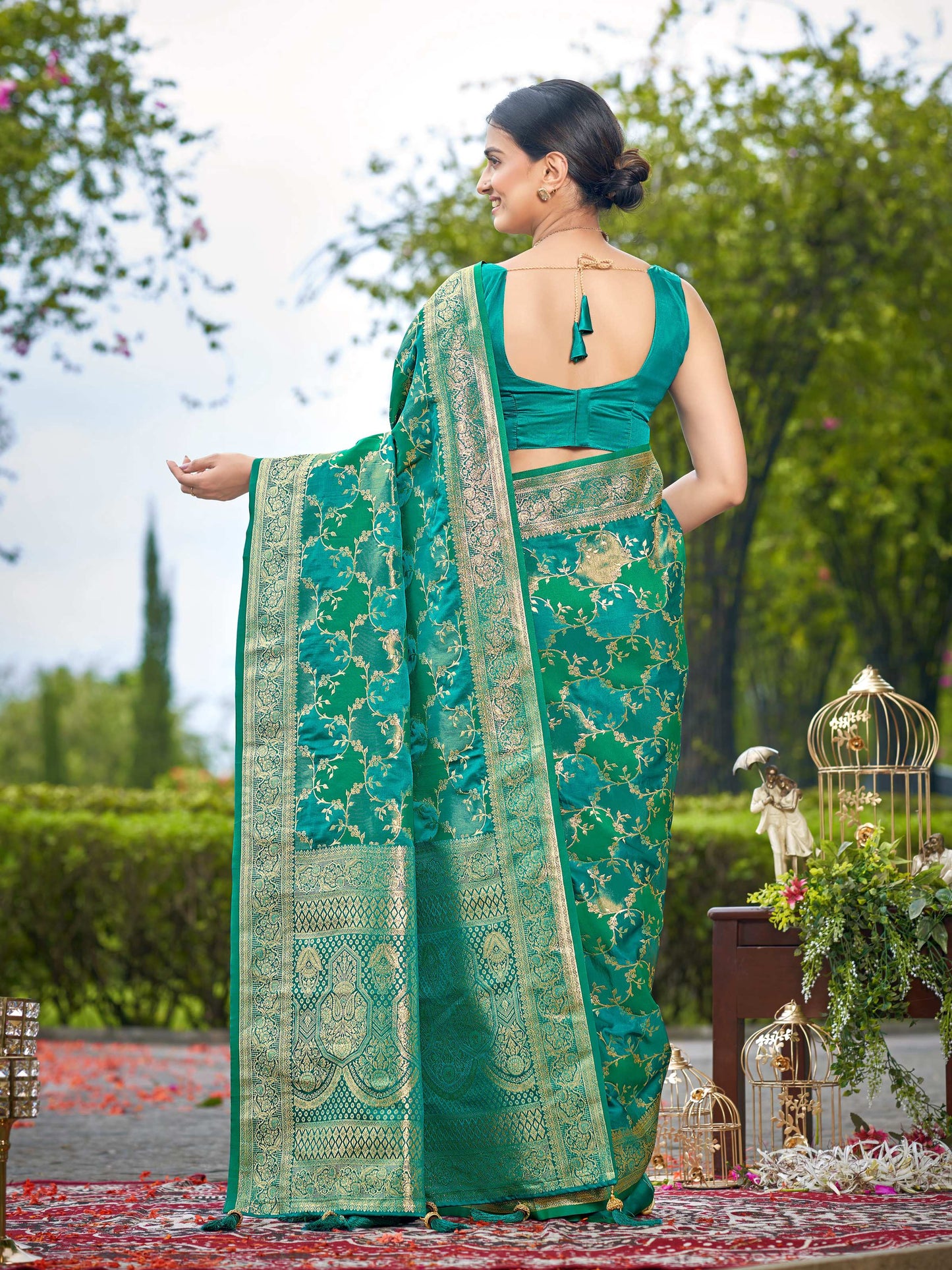 MANOHARI Banarasi Silk Blend Jacquard Work Saree - Green