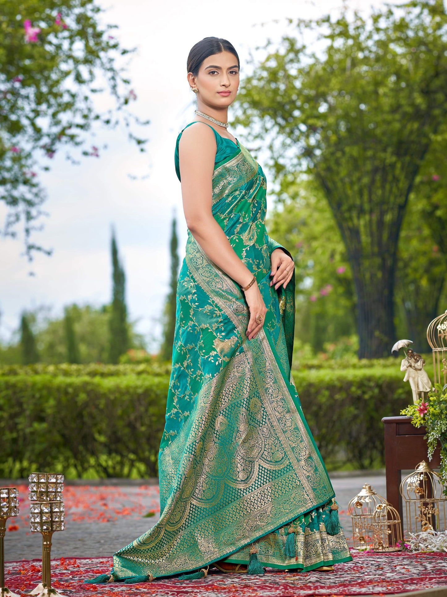 MANOHARI Banarasi Silk Blend Jacquard Work Saree - Green