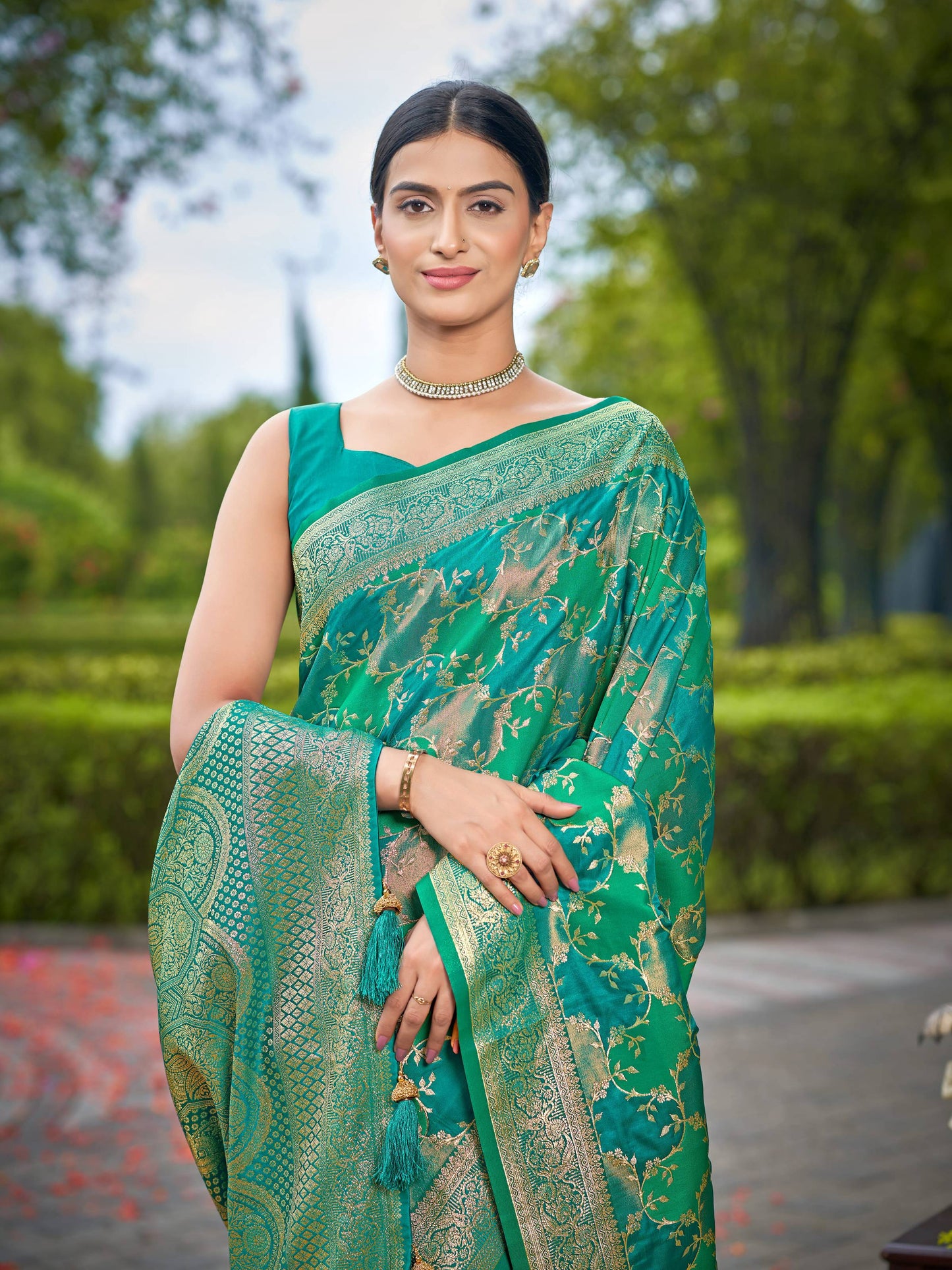 MANOHARI Banarasi Silk Blend Jacquard Work Saree - Green