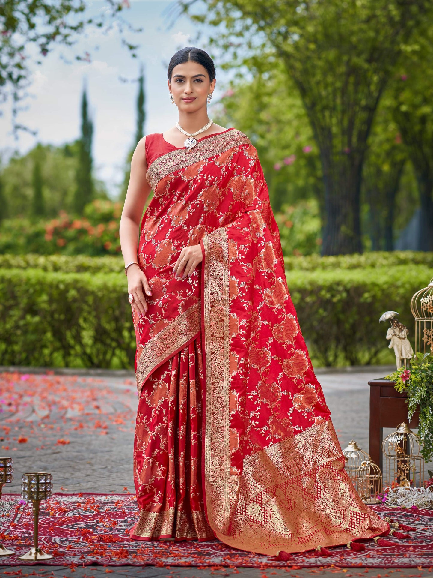 MANOHARI Banarasi Silk Blend Jacquard Work Saree - Red