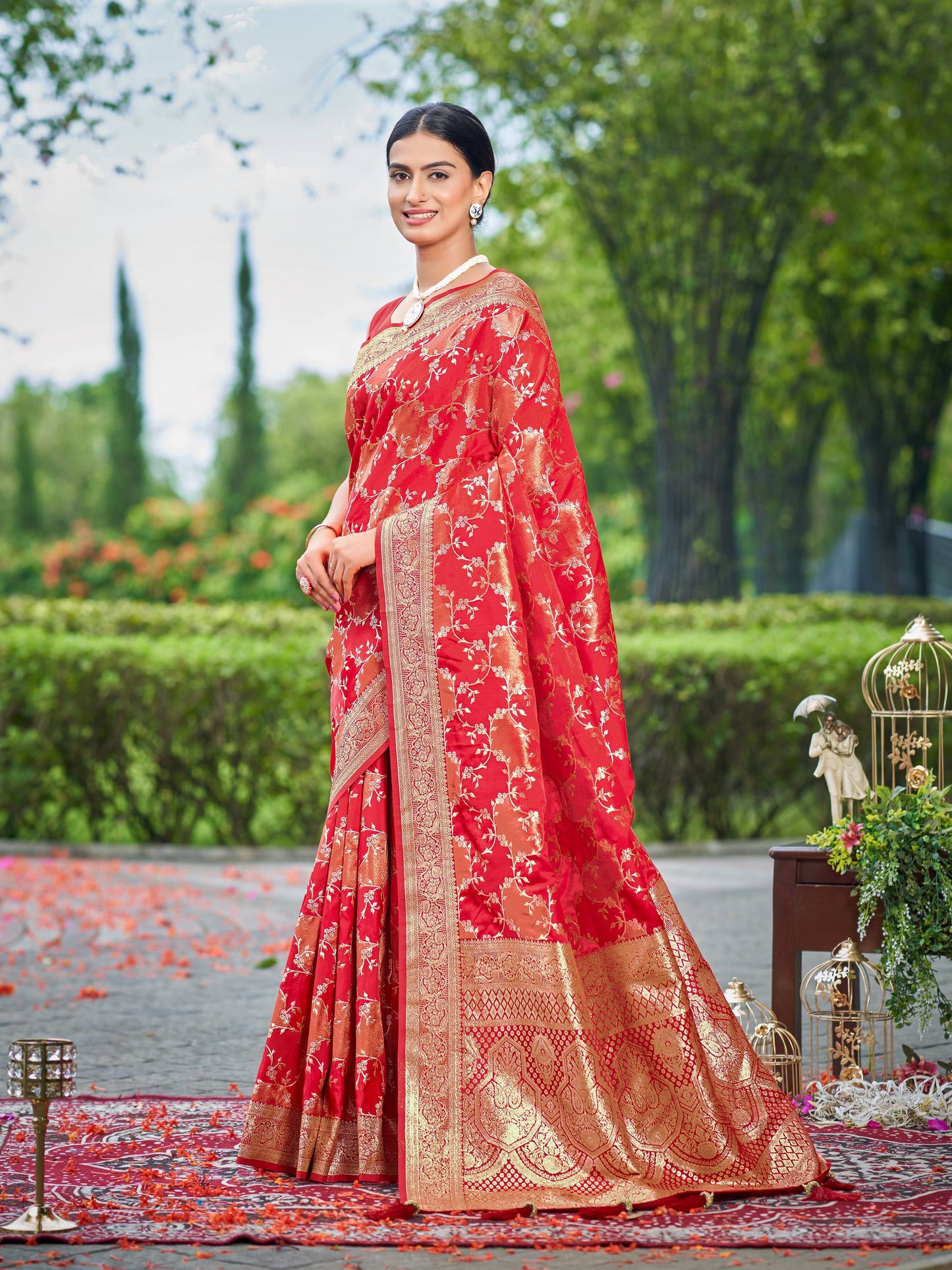 MANOHARI Banarasi Silk Blend Jacquard Work Saree - Red