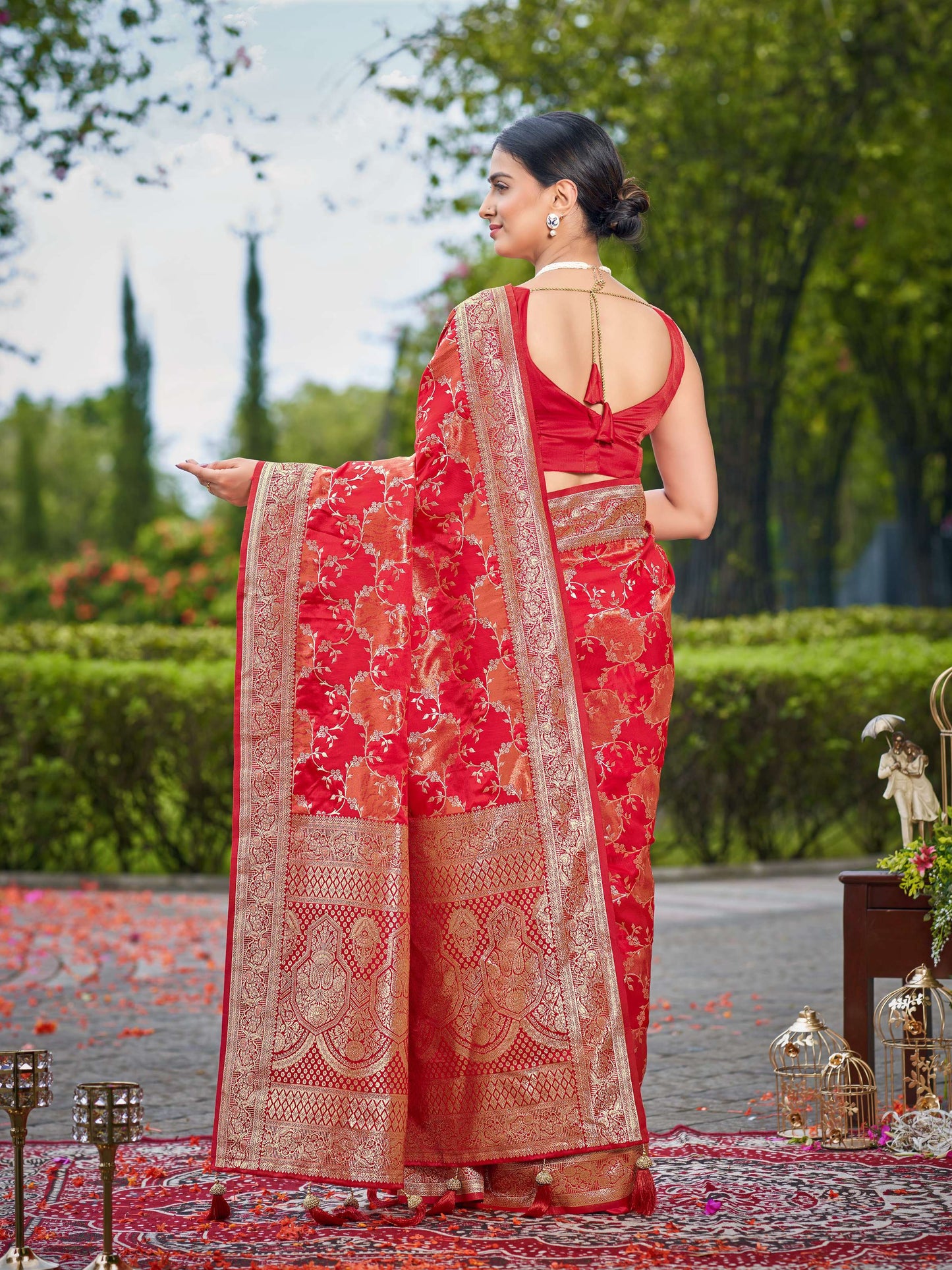 MANOHARI Banarasi Silk Blend Jacquard Work Saree - Red
