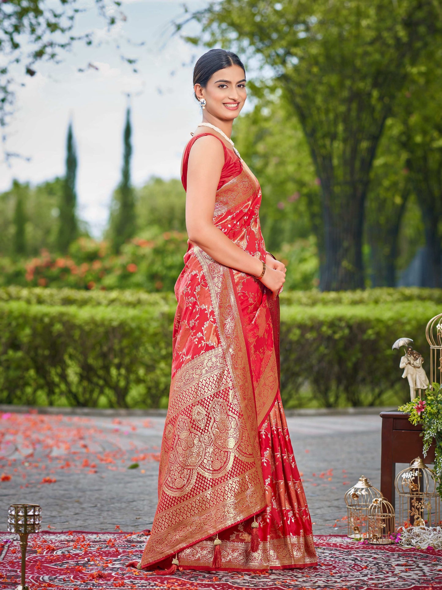 MANOHARI Banarasi Silk Blend Jacquard Work Saree - Red
