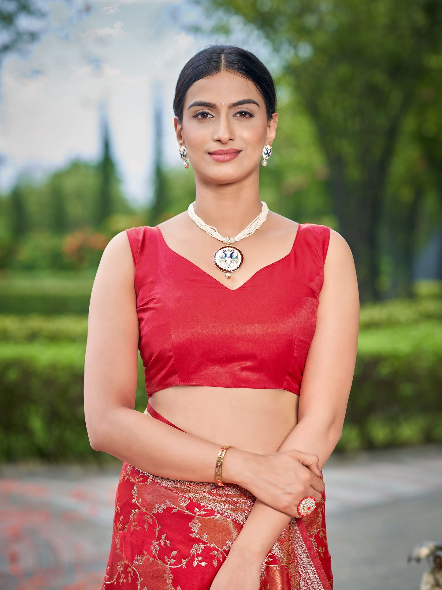 MANOHARI Banarasi Silk Blend Jacquard Work Saree - Red