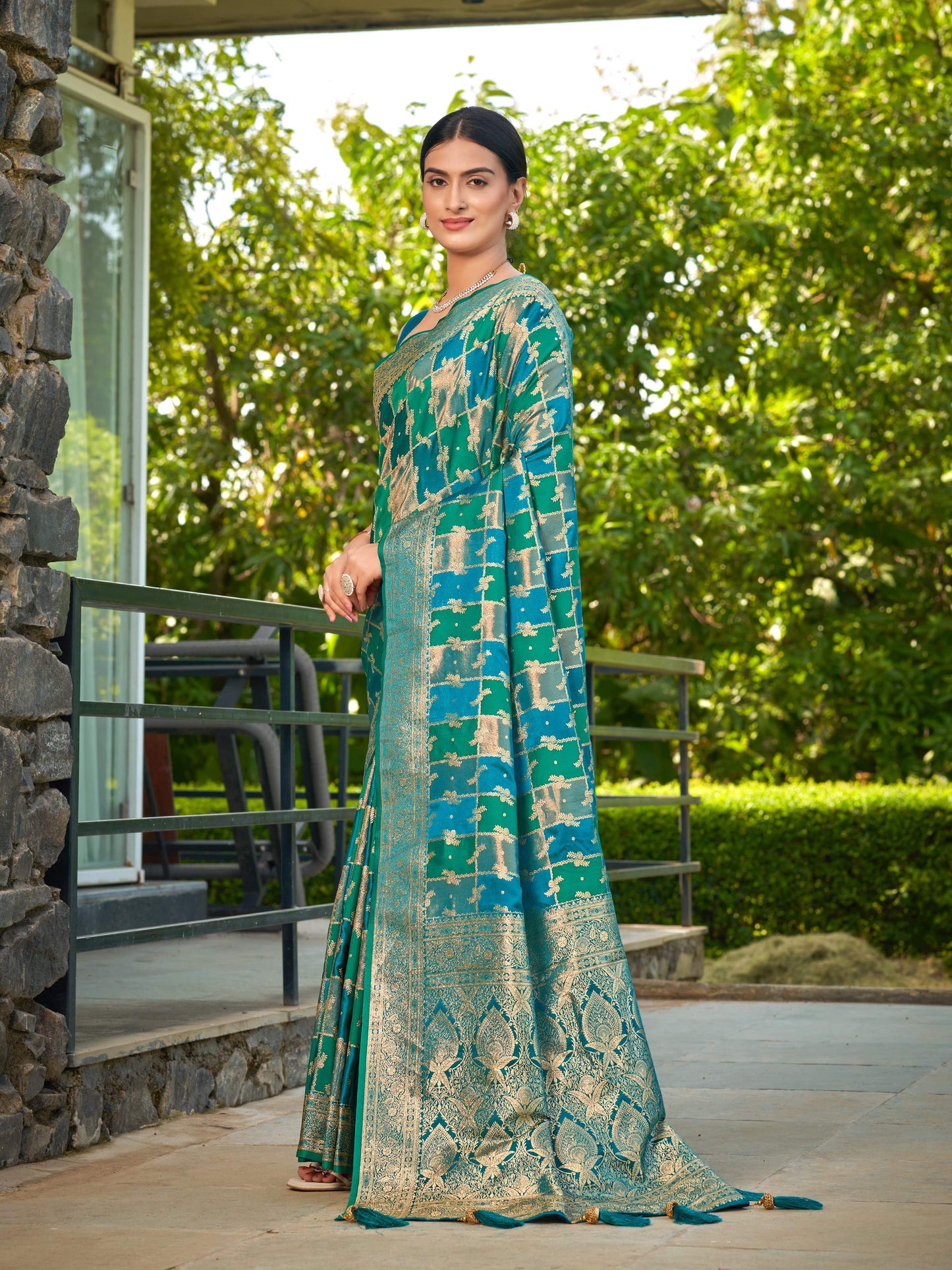 MANOHARI Banarasi Silk Blend Jacquard Work Saree - Turquoise