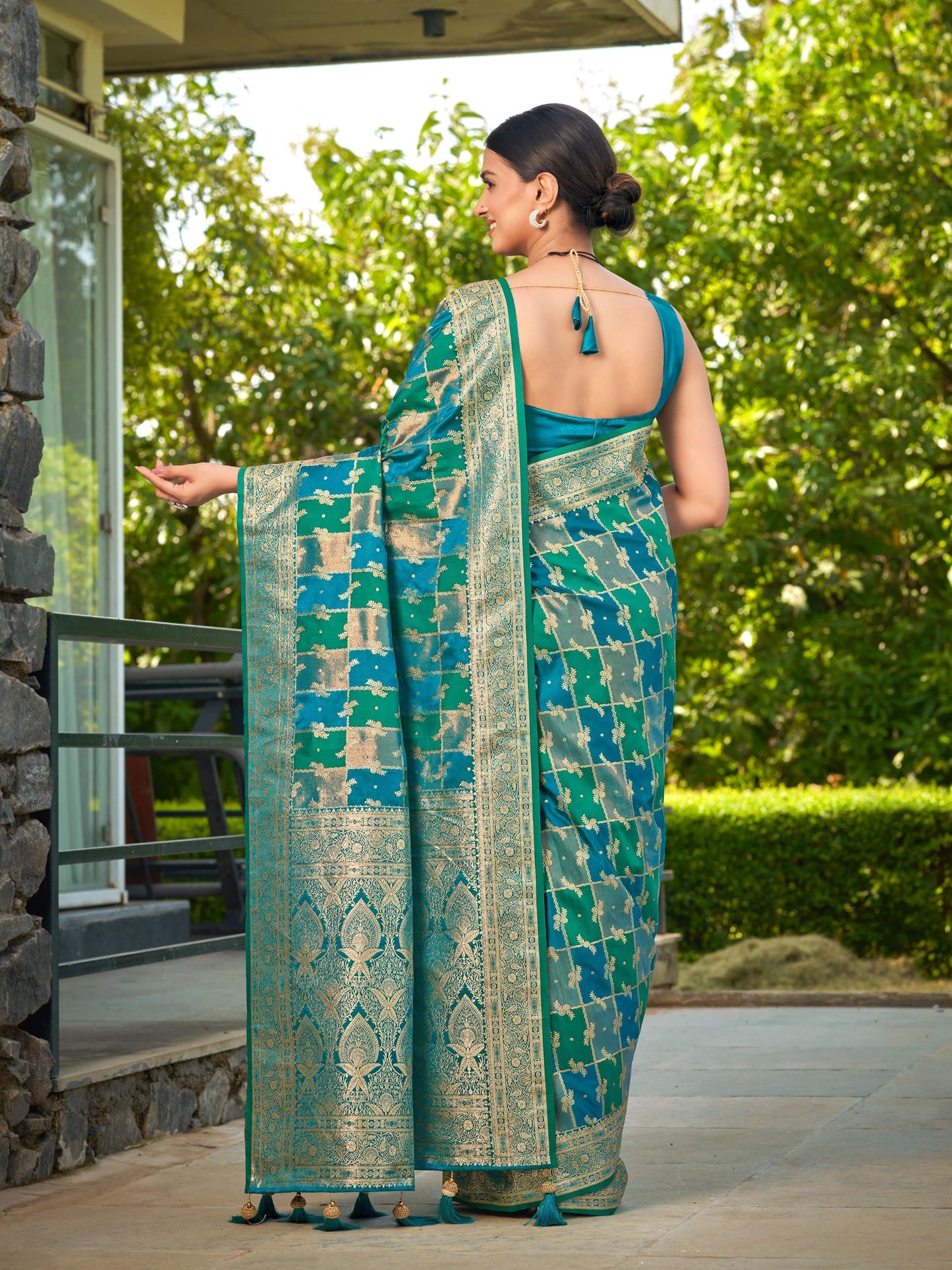 MANOHARI Banarasi Silk Blend Jacquard Work Saree - Turquoise