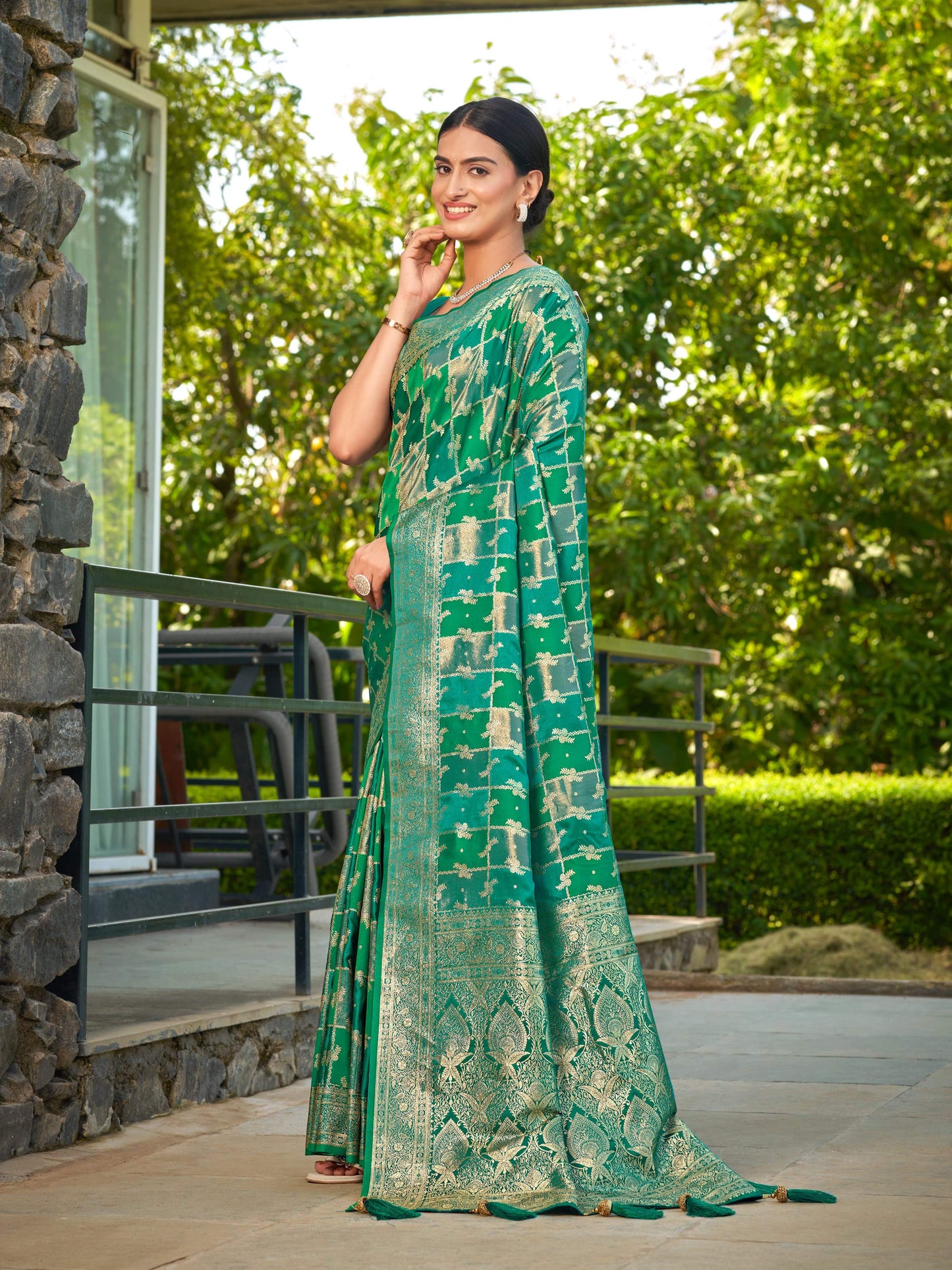 MANOHARI Banarasi Silk Blend Jacquard Work Saree - Green