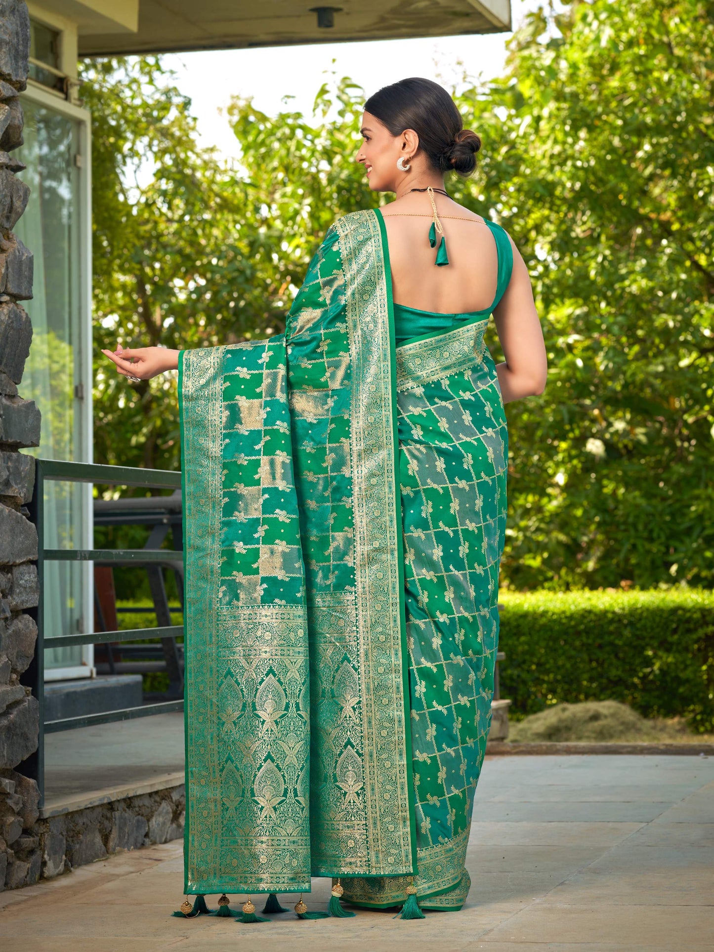 MANOHARI Banarasi Silk Blend Jacquard Work Saree - Green