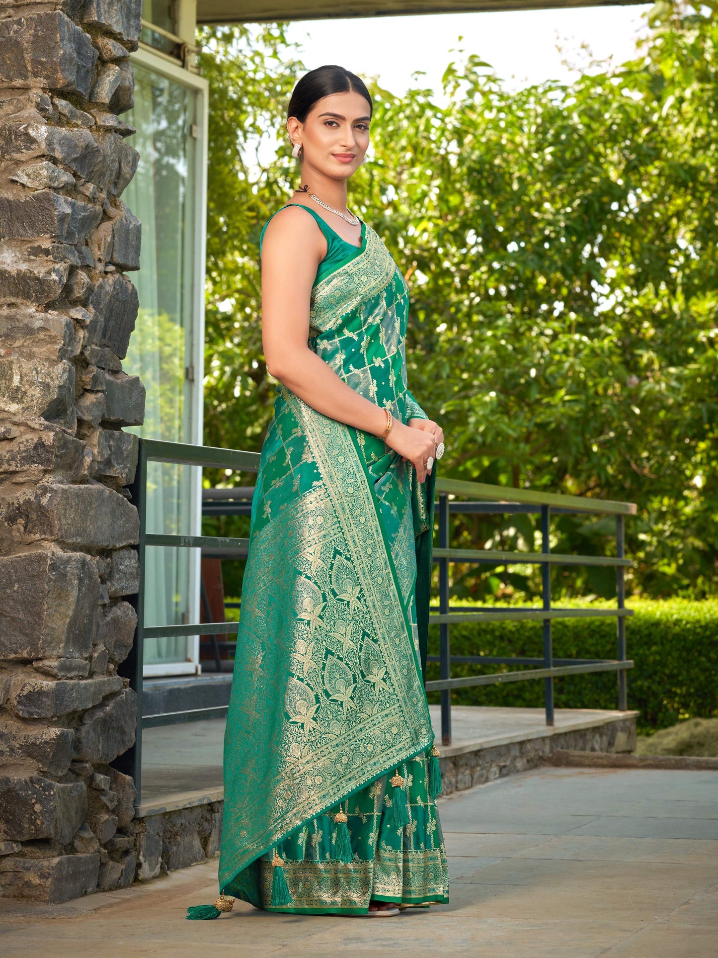 MANOHARI Banarasi Silk Blend Jacquard Work Saree - Green