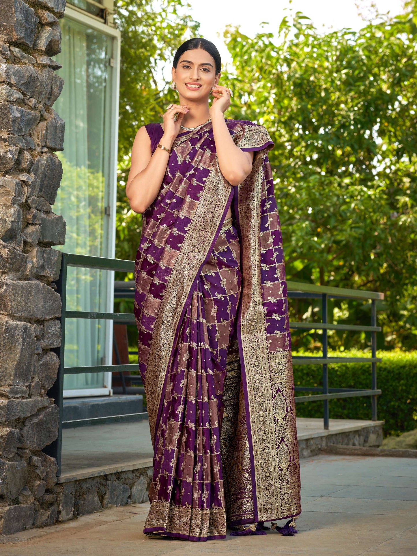 MANOHARI Banarasi Silk Blend Jacquard Work Saree - Purple