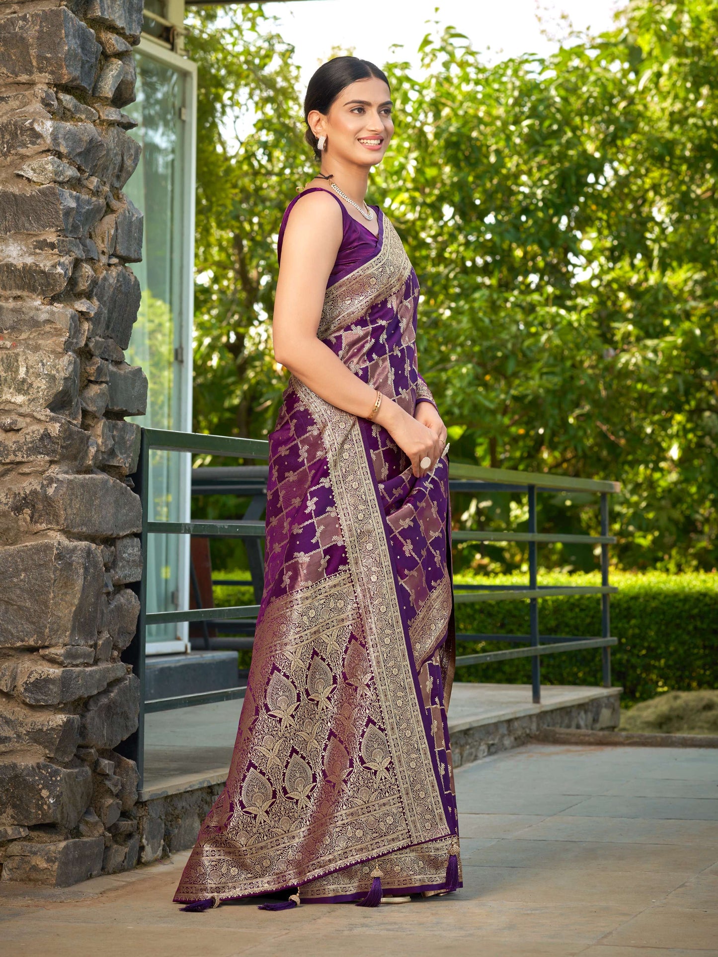 MANOHARI Banarasi Silk Blend Jacquard Work Saree - Purple