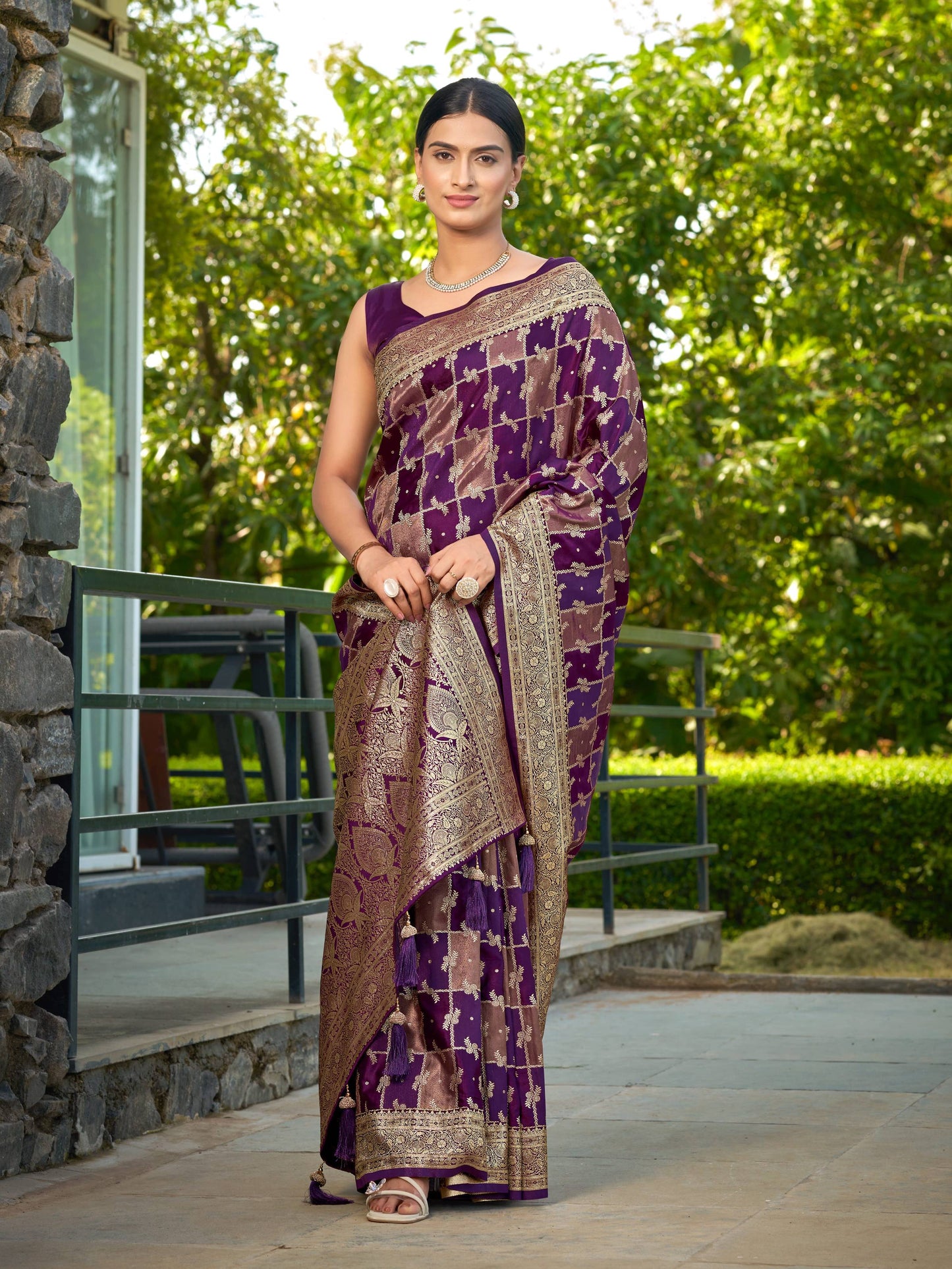 MANOHARI Banarasi Silk Blend Jacquard Work Saree - Purple
