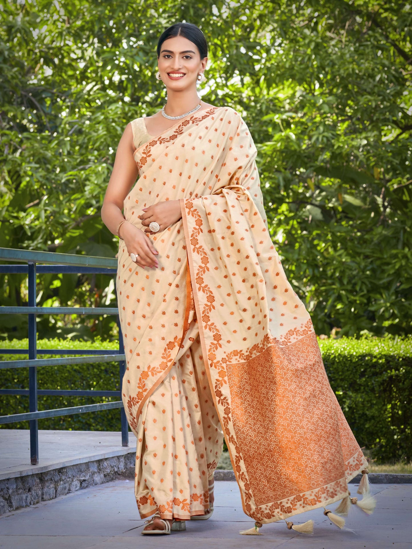 MANOHARI Banarasi Silk Blend Jacquard Work Saree - Beige