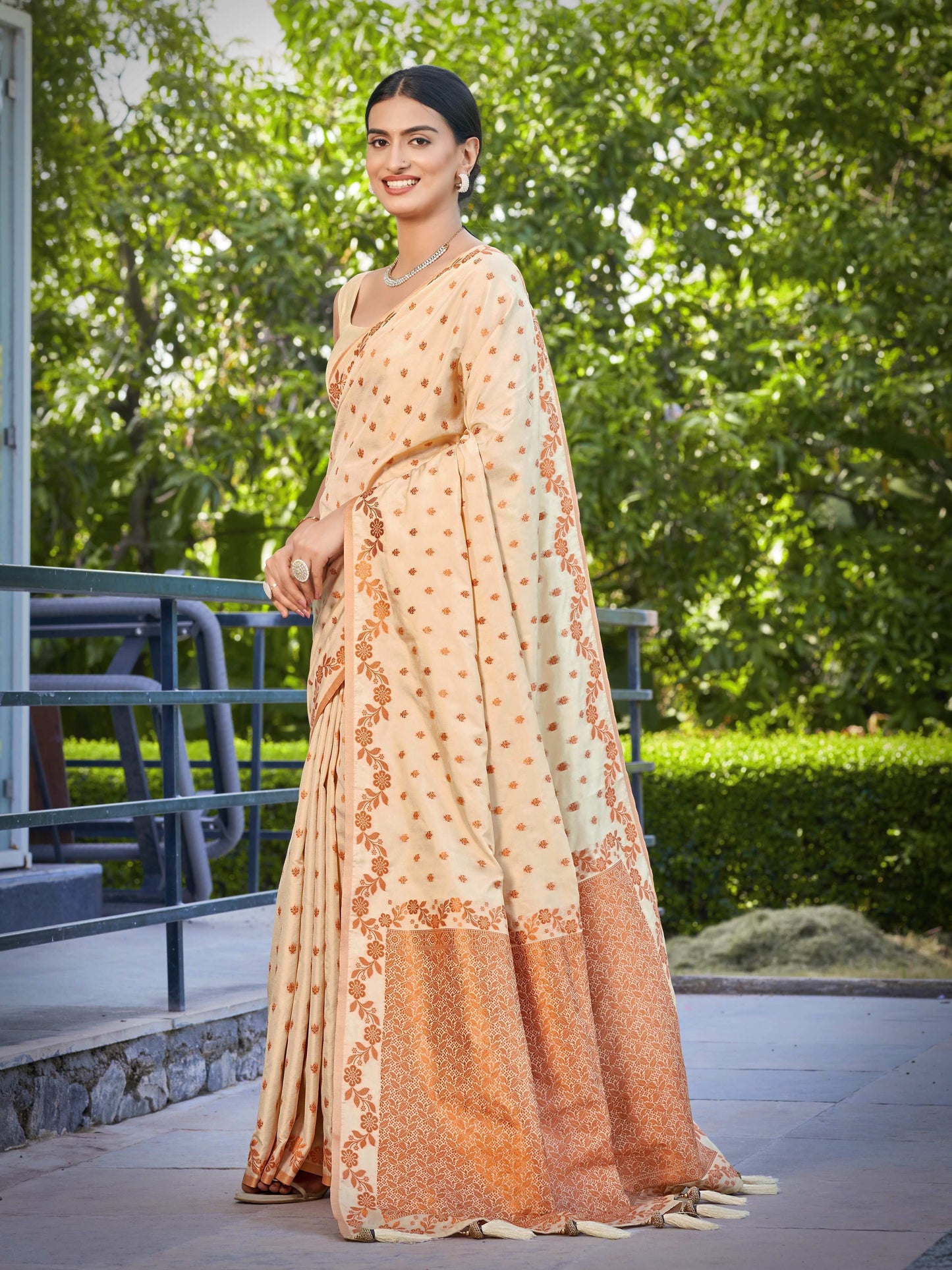 MANOHARI Banarasi Silk Blend Jacquard Work Saree - Beige