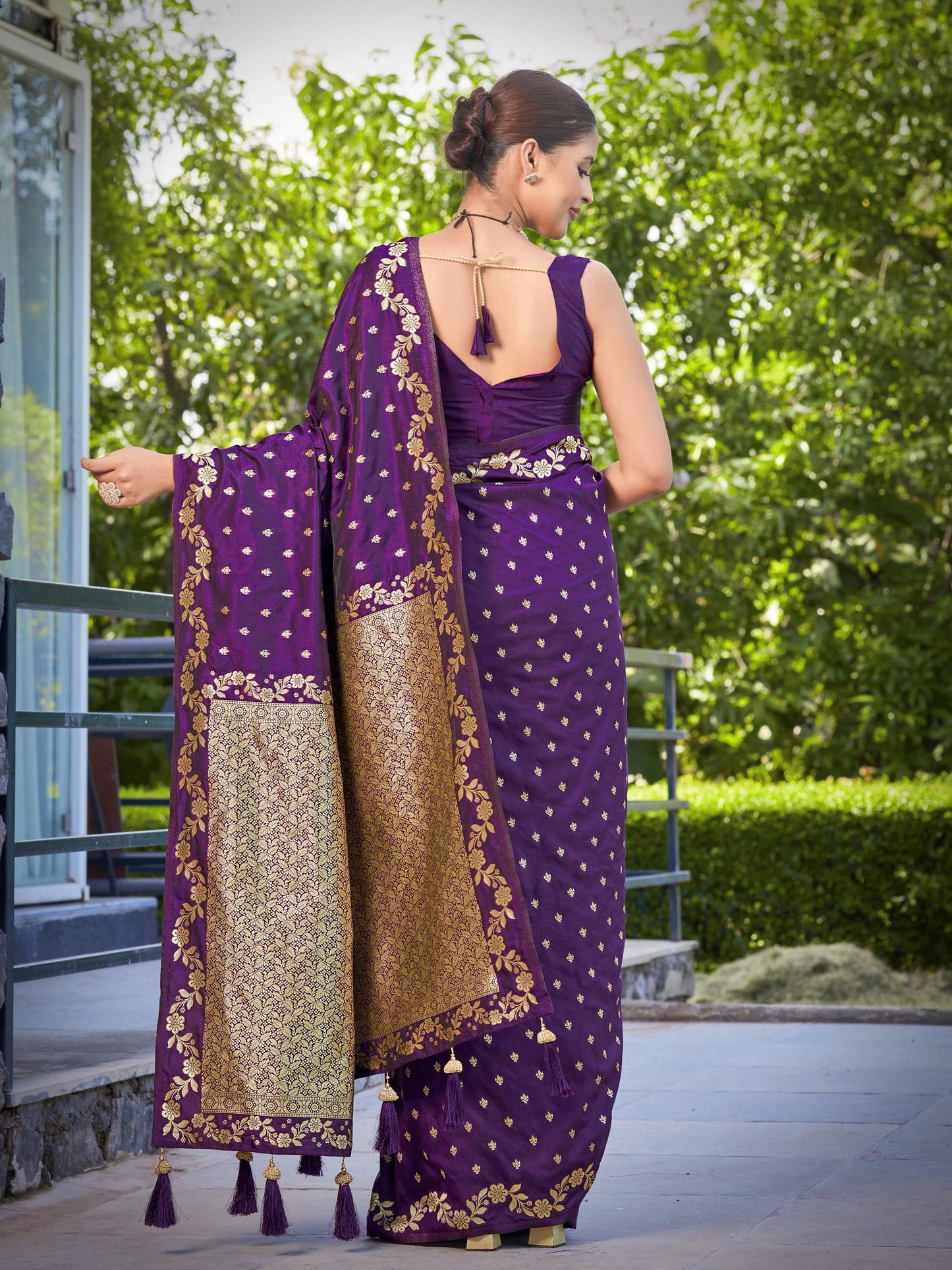 MANOHARI Banarasi Silk Blend Jacquard Work Saree - Purple