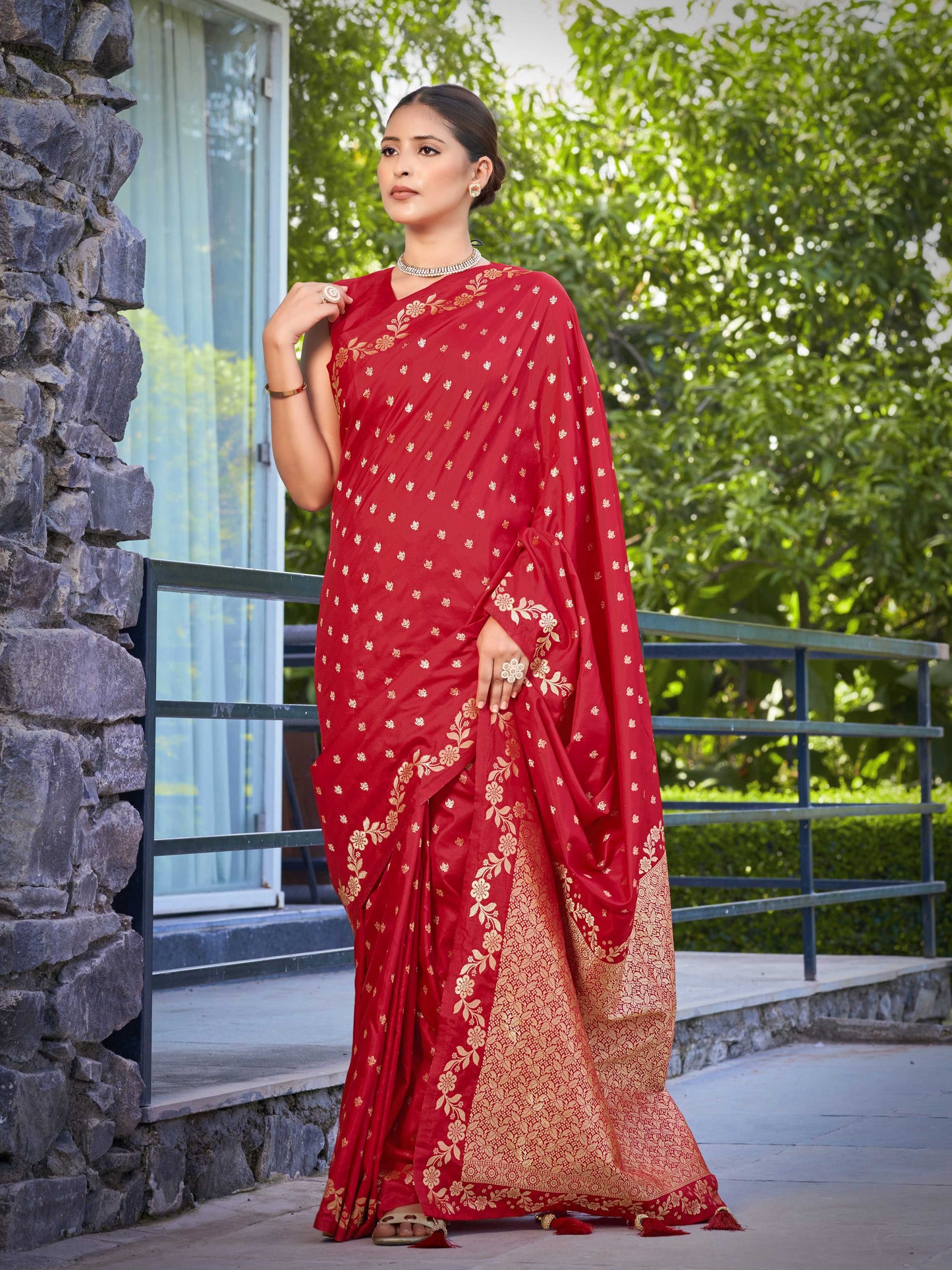 MANOHARI Banarasi Silk Blend Jacquard Work Saree - Red