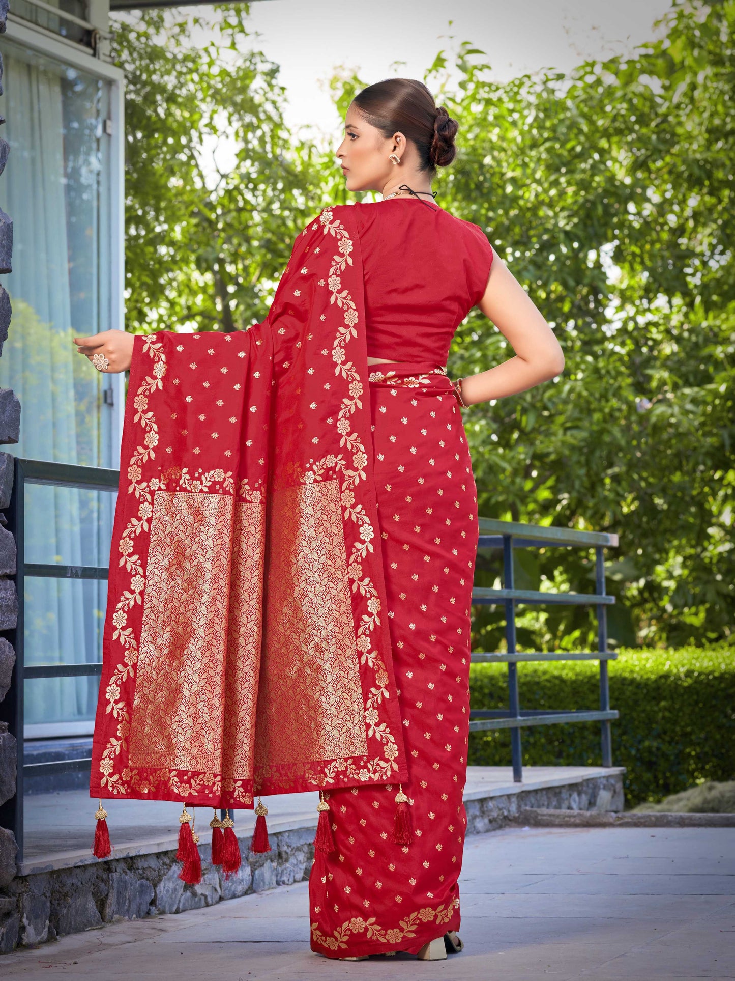 MANOHARI Banarasi Silk Blend Jacquard Work Saree - Red