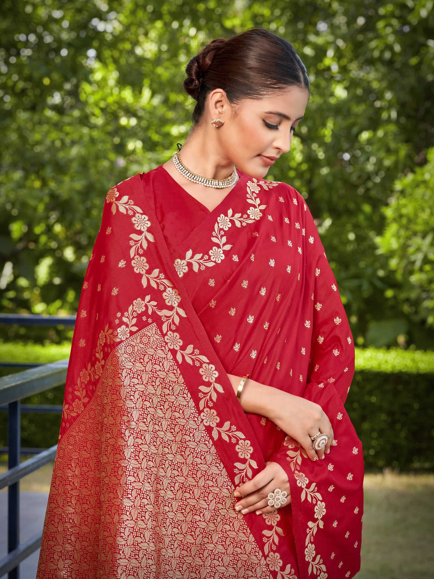 MANOHARI Banarasi Silk Blend Jacquard Work Saree - Red